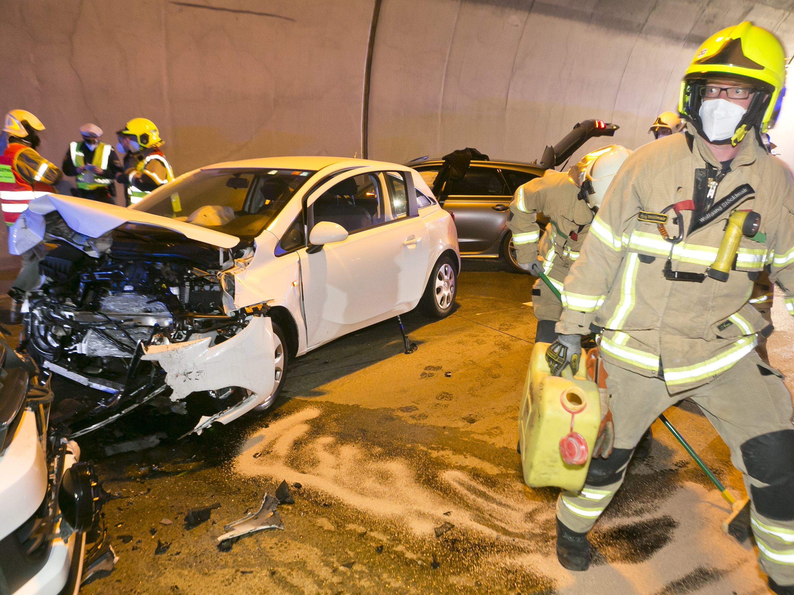Alle drei beteiligten Fahrzeuge wurden stark beschädigt Alle drei beteiligten Fahrzeuge wurden stark beschädigt