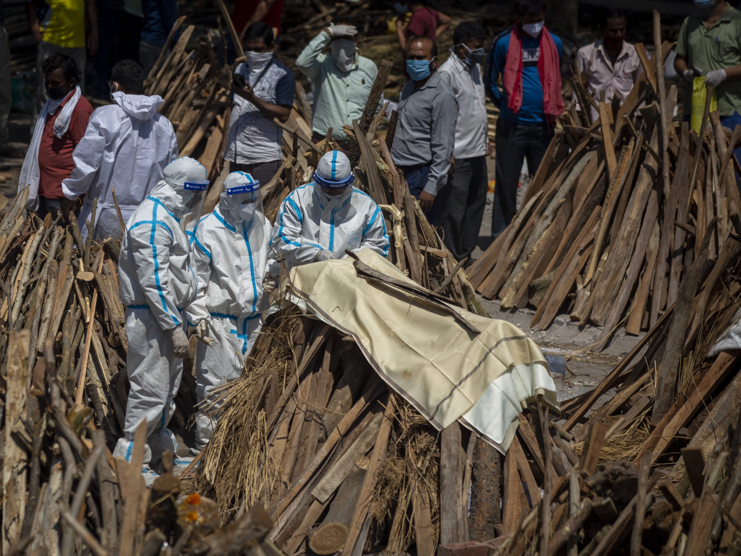Gesundheitssystem bricht zusammen: Lodernde Scheiterhaufen und Massenbeisetzungen in Indien.