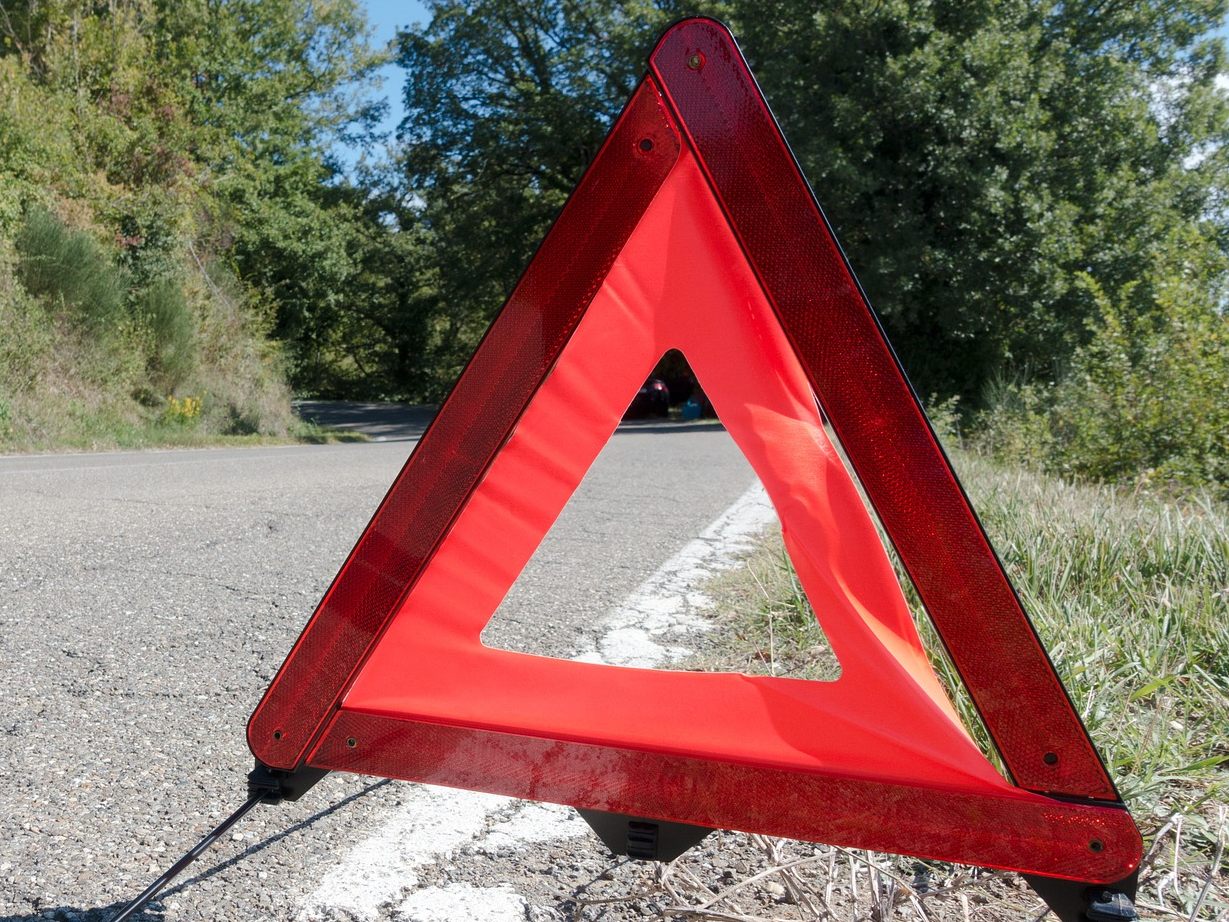 Vier Personen werden bei dem Zusammenstoß verletzt.(Symbolbild)