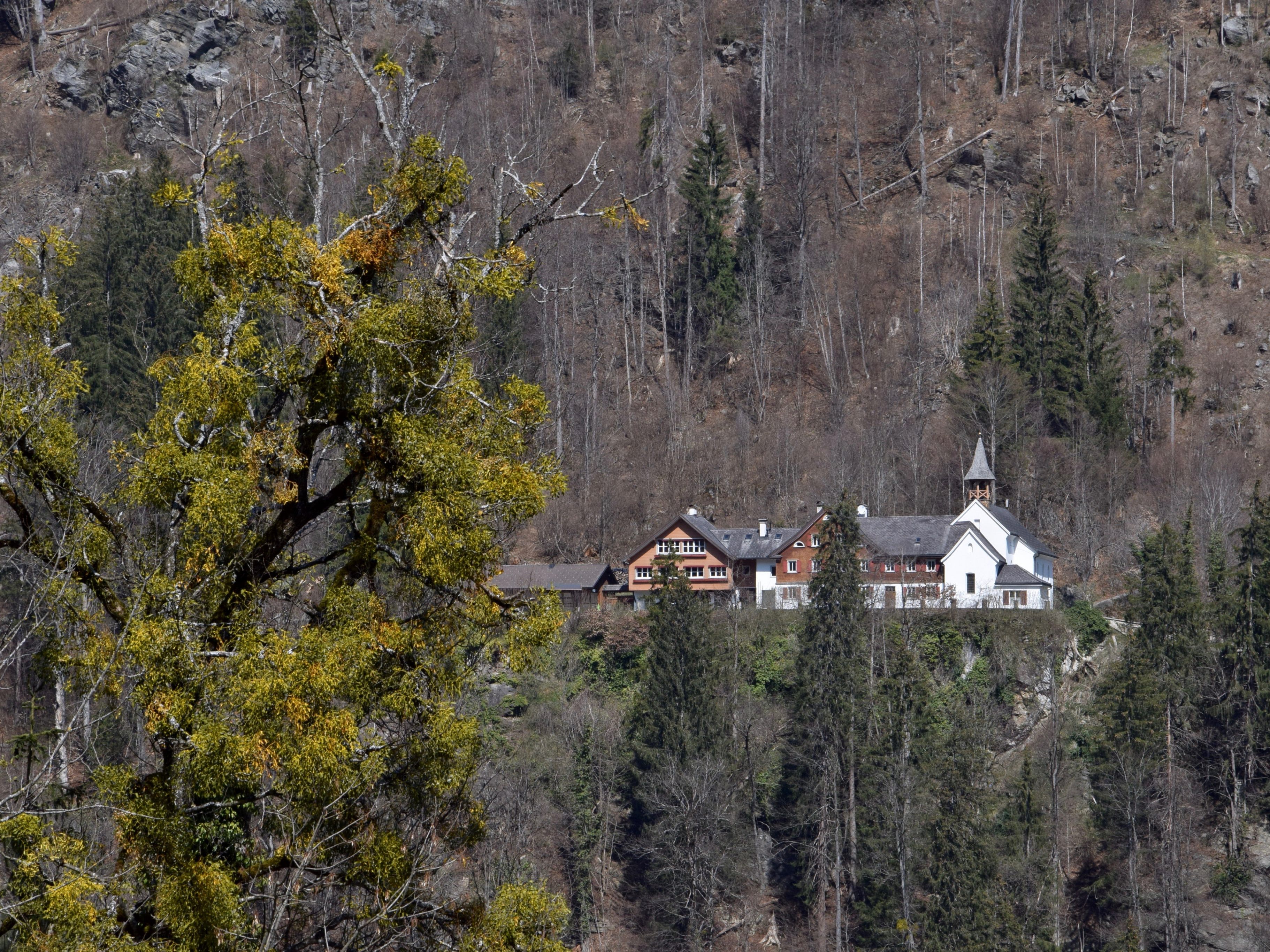 Blick von Tschagguns zum Kloster Gauenstein in Schruns