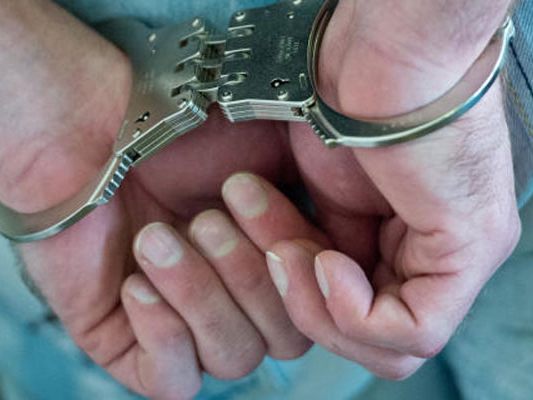 Der Mann wurde festgenommen, nachdem er seine Ehefrau und die Polizisten bedrohte.