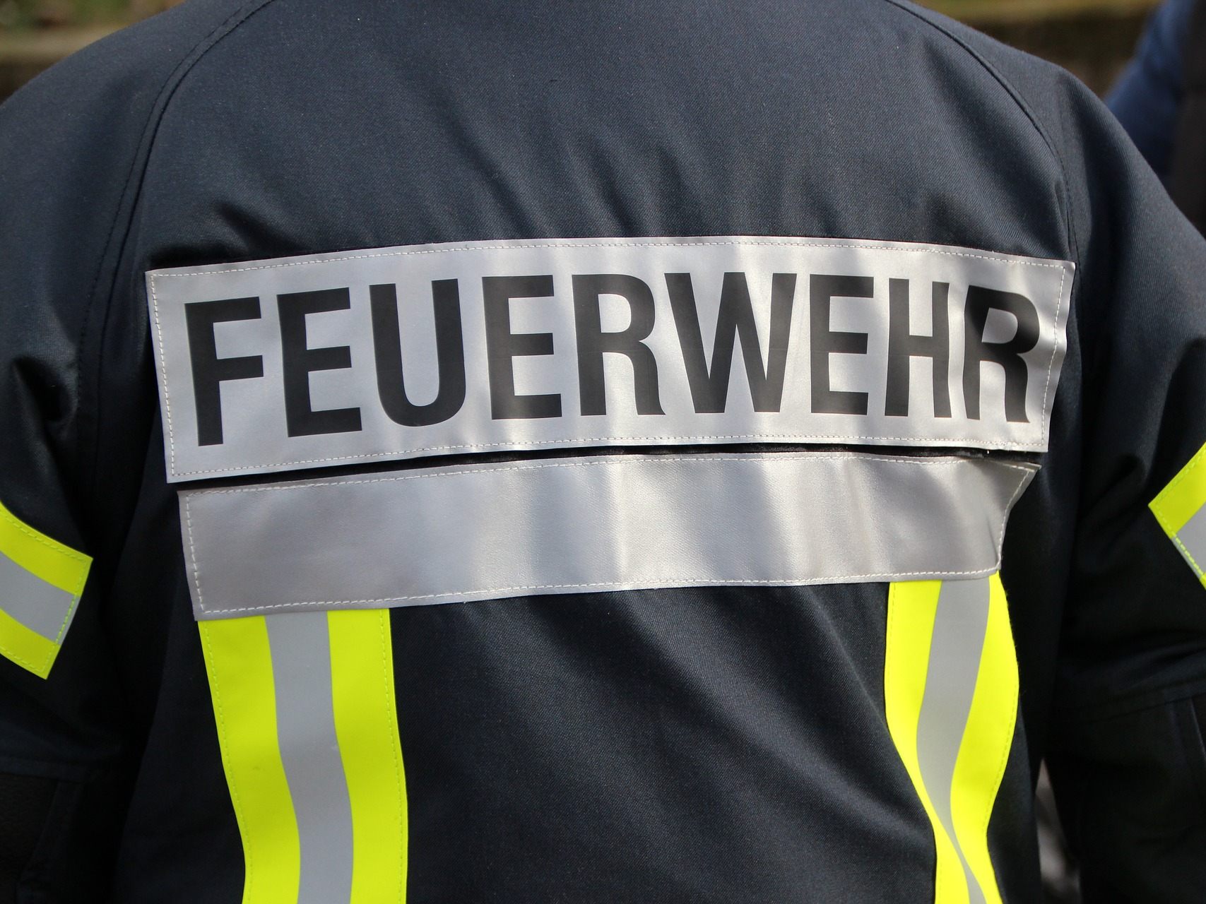 Die Feuerwehr barg das Auto mit Unterstützung der Wasserrettung.