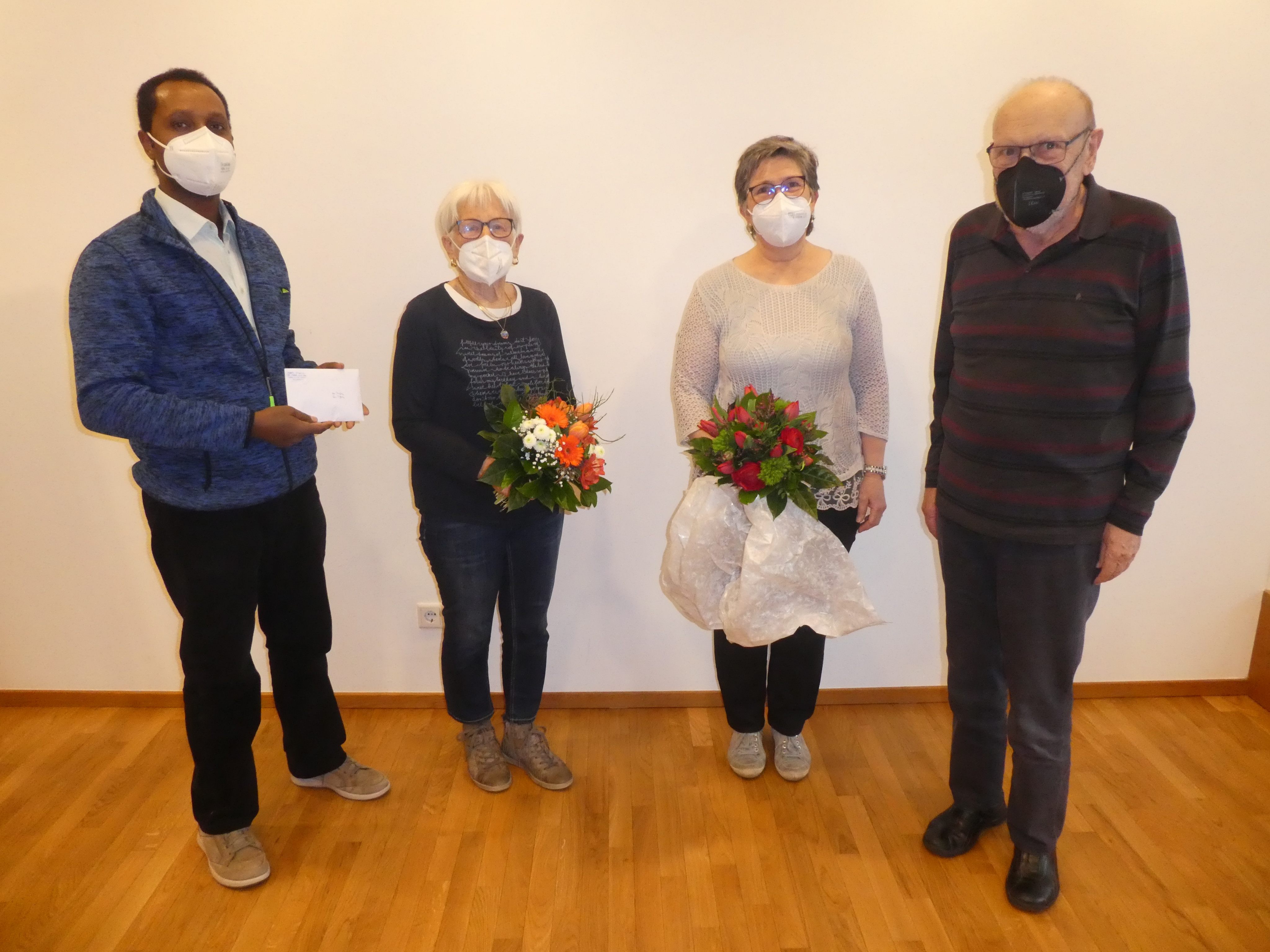 Tesfay bei der Spendenübergabe mit Gertrud Sucher, Christine Oss und Pfarrer Josef Drexel
