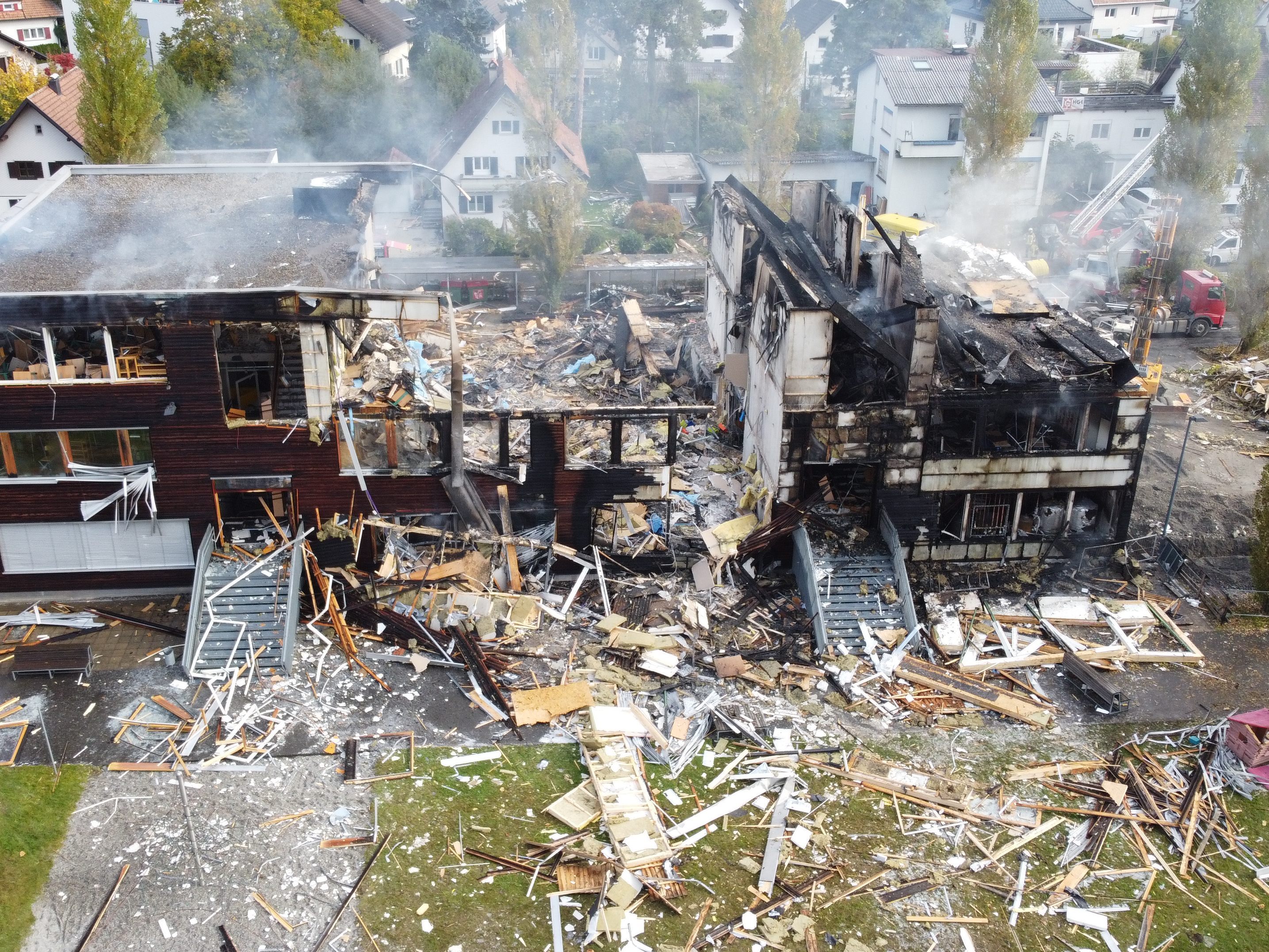 Die Schule wurde durch eine Gasexplosion zerstört Die Schule wurde durch eine Gasexplosion zerstört