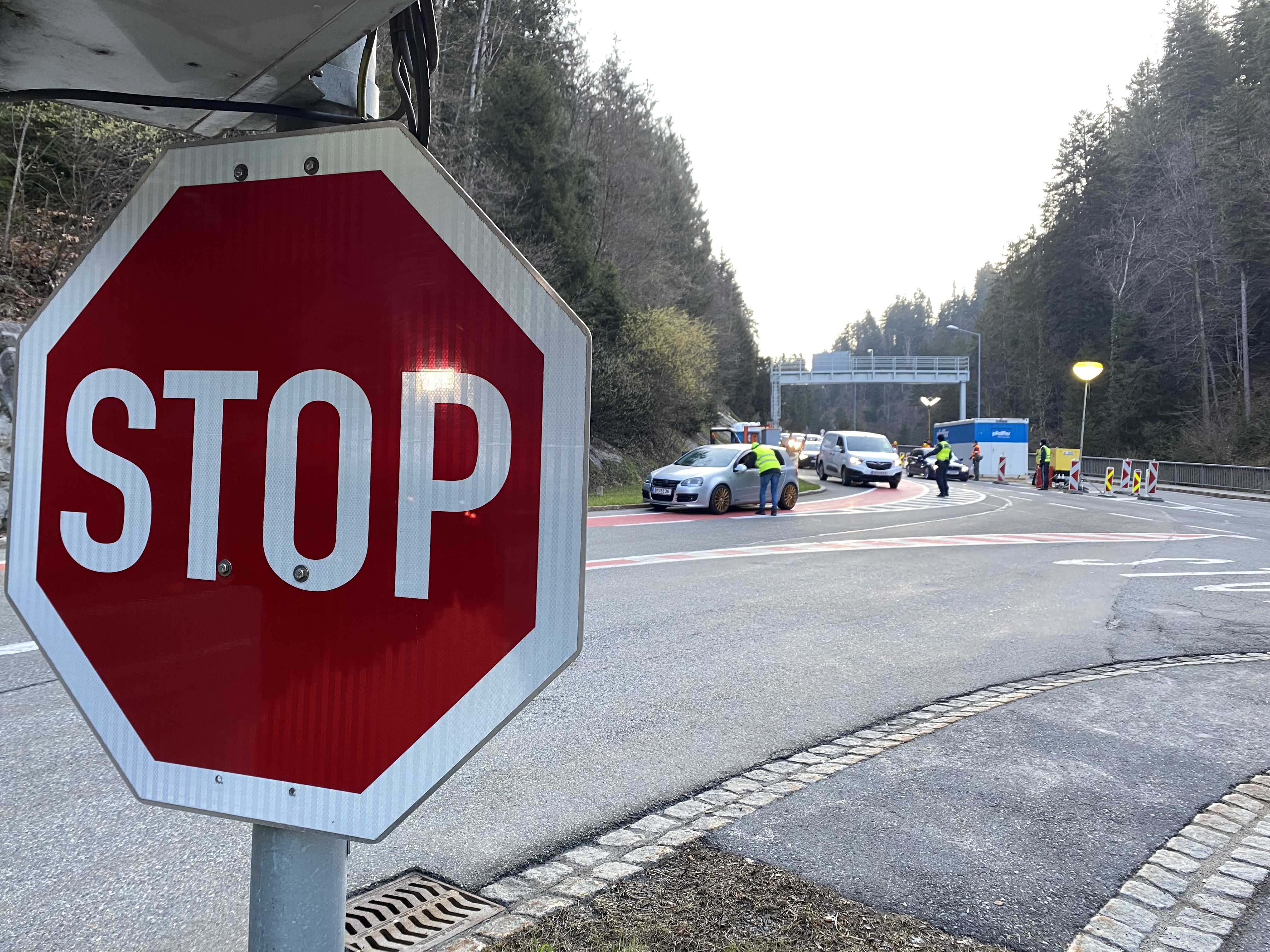 Dass Vorarlberg trotz der stark steigenden Infektionszahlen seine Öffnungen weitgehend beibehält, begründet der Corona-Berater der Landesregierung, Armin Fidler, mit der anhaltend geringen Auslastung der Intensivstationen