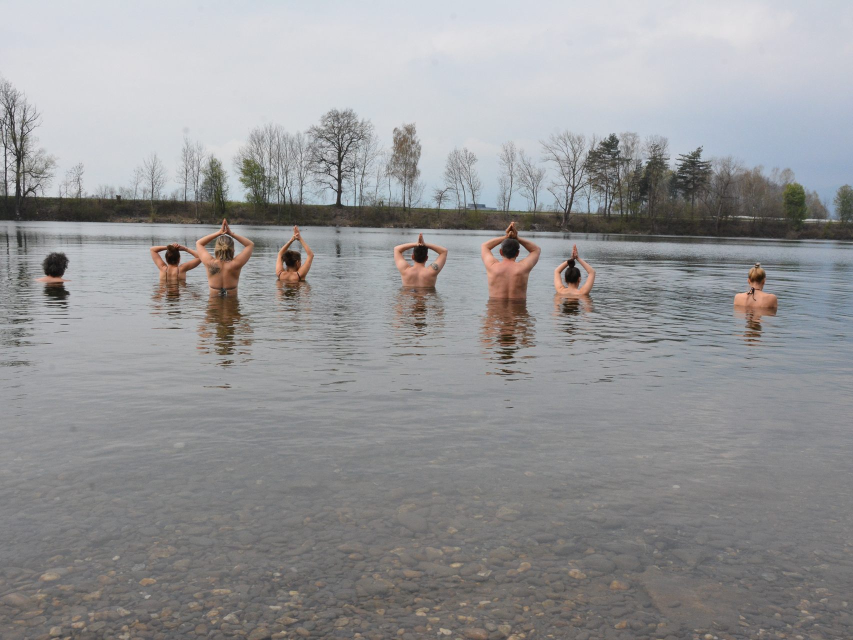 Langsam doch zielstrebig gehen die Bader des Alten Rheines in das zehn Grad kalte Wasser. Alles konzentriert sich auf die eigene Atmung.