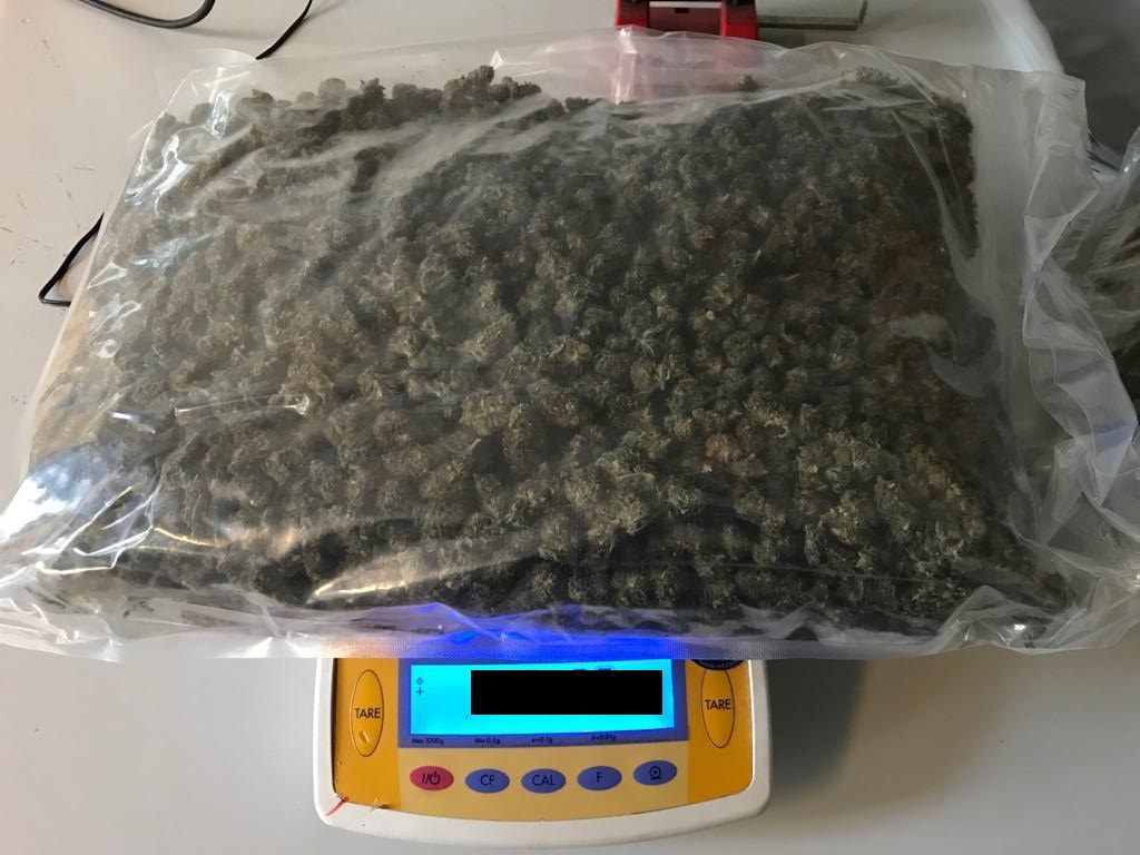Der mutmaßliche Dealer warf die Drogen bei seiner Flucht von einem Dach hinunter. Der mutmaßliche Dealer warf die Drogen bei seiner Flucht von einem Dach hinunter.