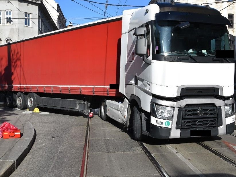 Die Radfahrerin wurde von einem Lkw überfahren.