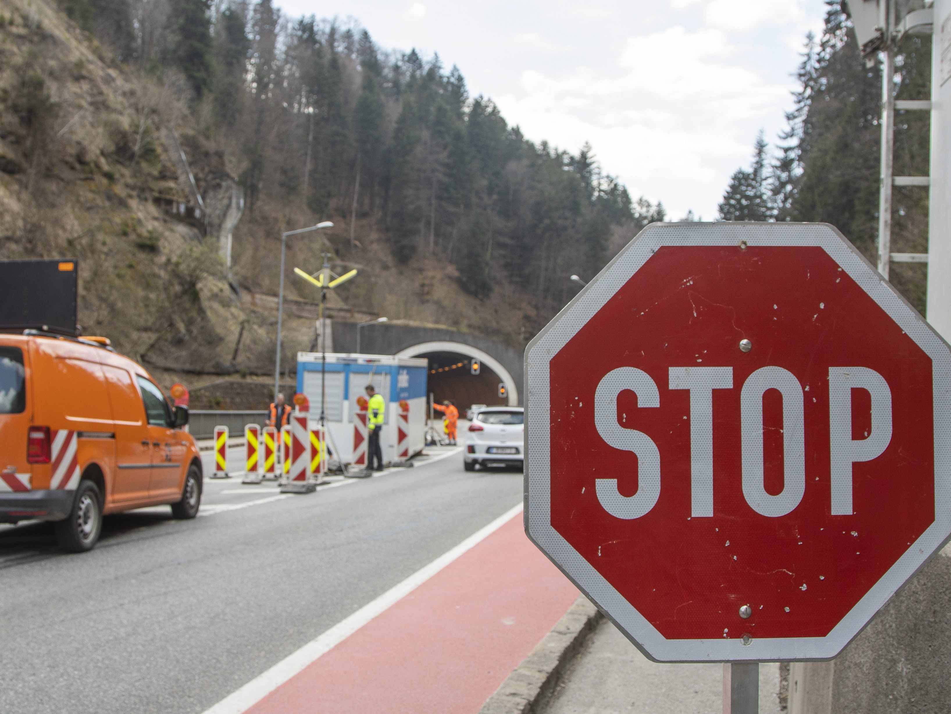 Ausreisetestpflicht: Kontrollpunkt Achraintunnel. Ausreisetestpflicht: Kontrollpunkt Achraintunnel.