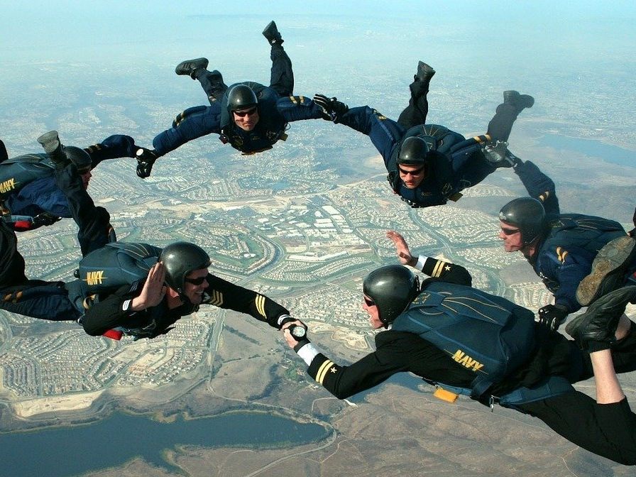 Die Gruppe springt bereits als "Kanonenkugel" aus dem Flugzeug.