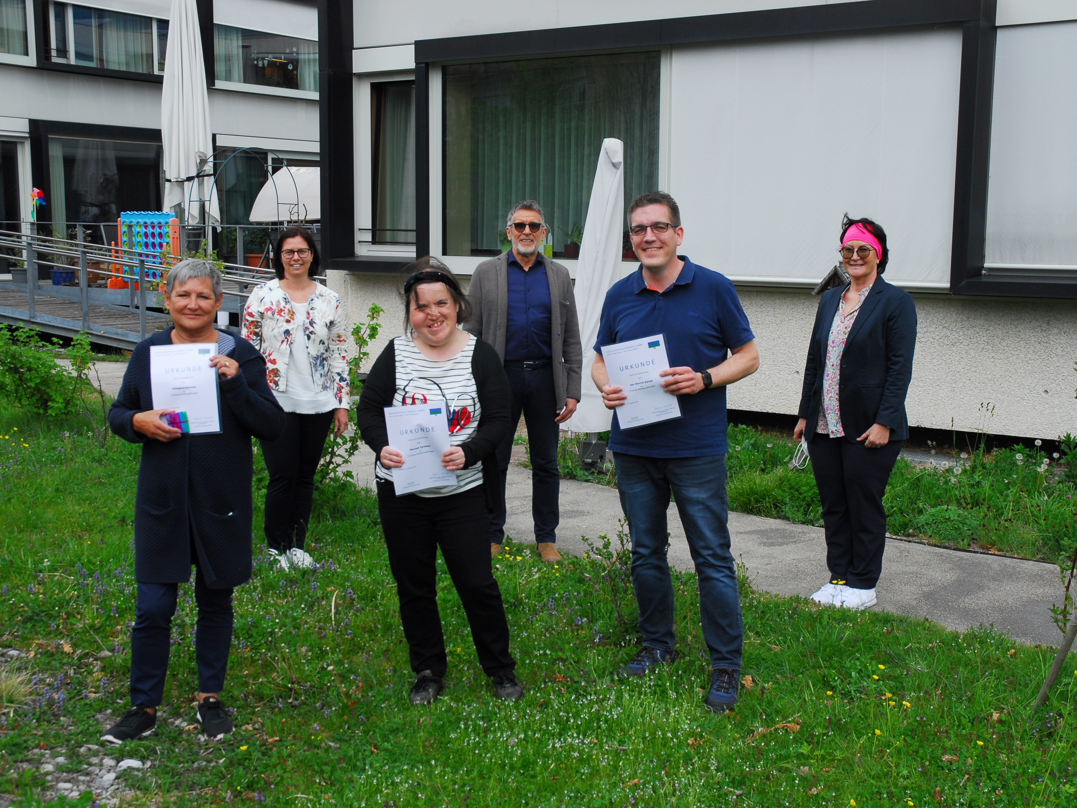 Vorne, v.l.n.r.: Hildegard Summer (25 Dienstjahre), Hannah Forstner (15 Dienstjahre) und Jan-Hinrich Karow (10 Dienstjahre) mit Bürgermeisterin Katharina Wöß-Krall, Heimleiter Mario Gonner und Pflegeleiterin Monika Sonnweber (nicht im Bild ist Andreas Mäser – 20 Dienstjahre) . Vorne, v.l.n.r.: Hildegard Summer (25 Dienstjahre), Hannah Forstner (15 Dienstjahre) und Jan-Hinrich Karow (10 Dienstjahre) mit Bürgermeisterin Katharina Wöß-Krall, Heimleiter Mario Gonner und Pflegeleiterin Monika Sonnweber (nicht im Bild ist Andreas Mäser – 20 Dienstjahre) .