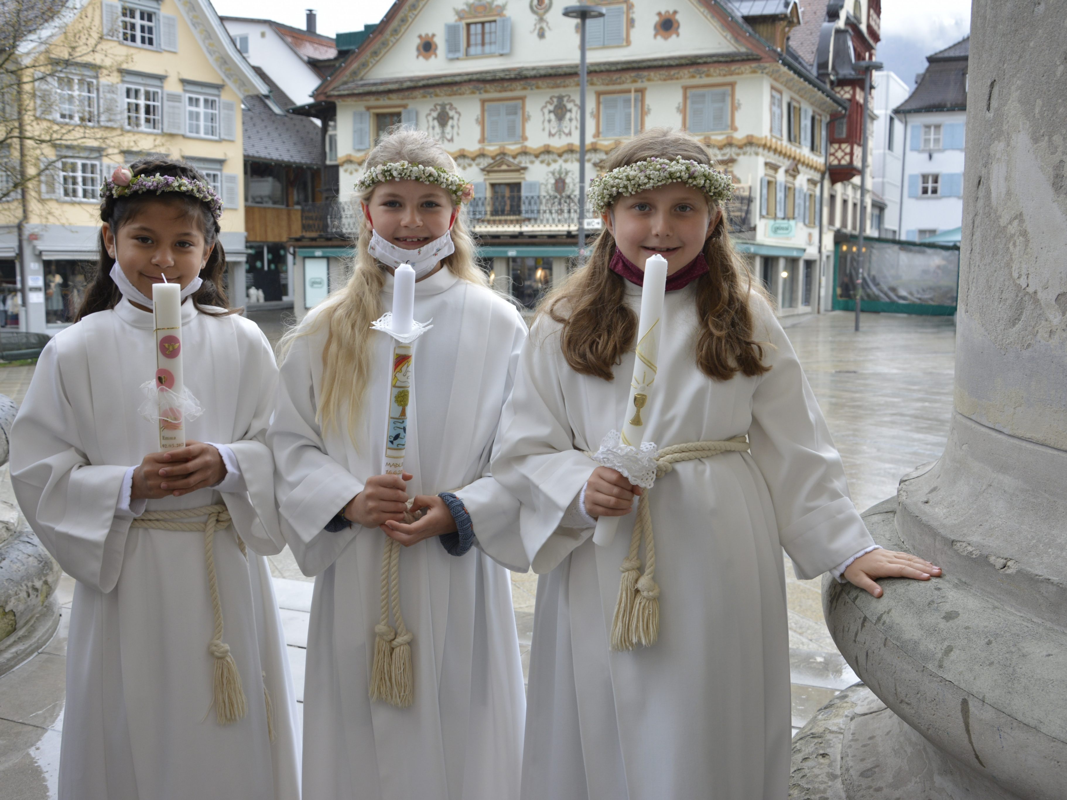 Madlen, Emma und Anna an ihrem großen Festtag. Madlen, Emma und Anna an ihrem großen Festtag.
