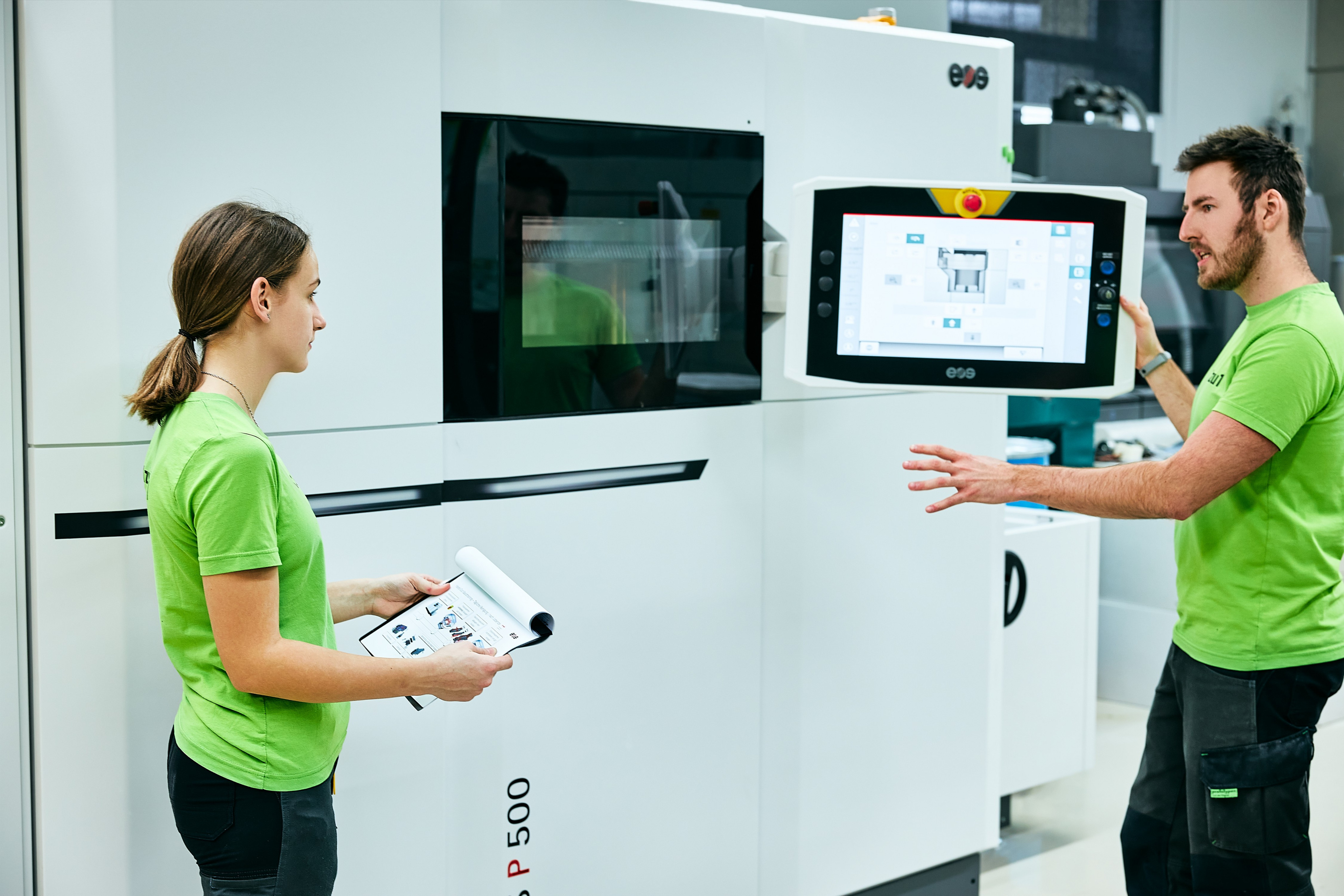Das Vorarlberger High-Tech-Unternehmen 1zu1 testet seit einem Jahr als Pilotkunde die neue Kunststoff-Laser-Sinter-Anlage EOS P500. Das Vorarlberger High-Tech-Unternehmen 1zu1 testet seit einem Jahr als Pilotkunde die neue Kunststoff-Laser-Sinter-Anlage EOS P500.