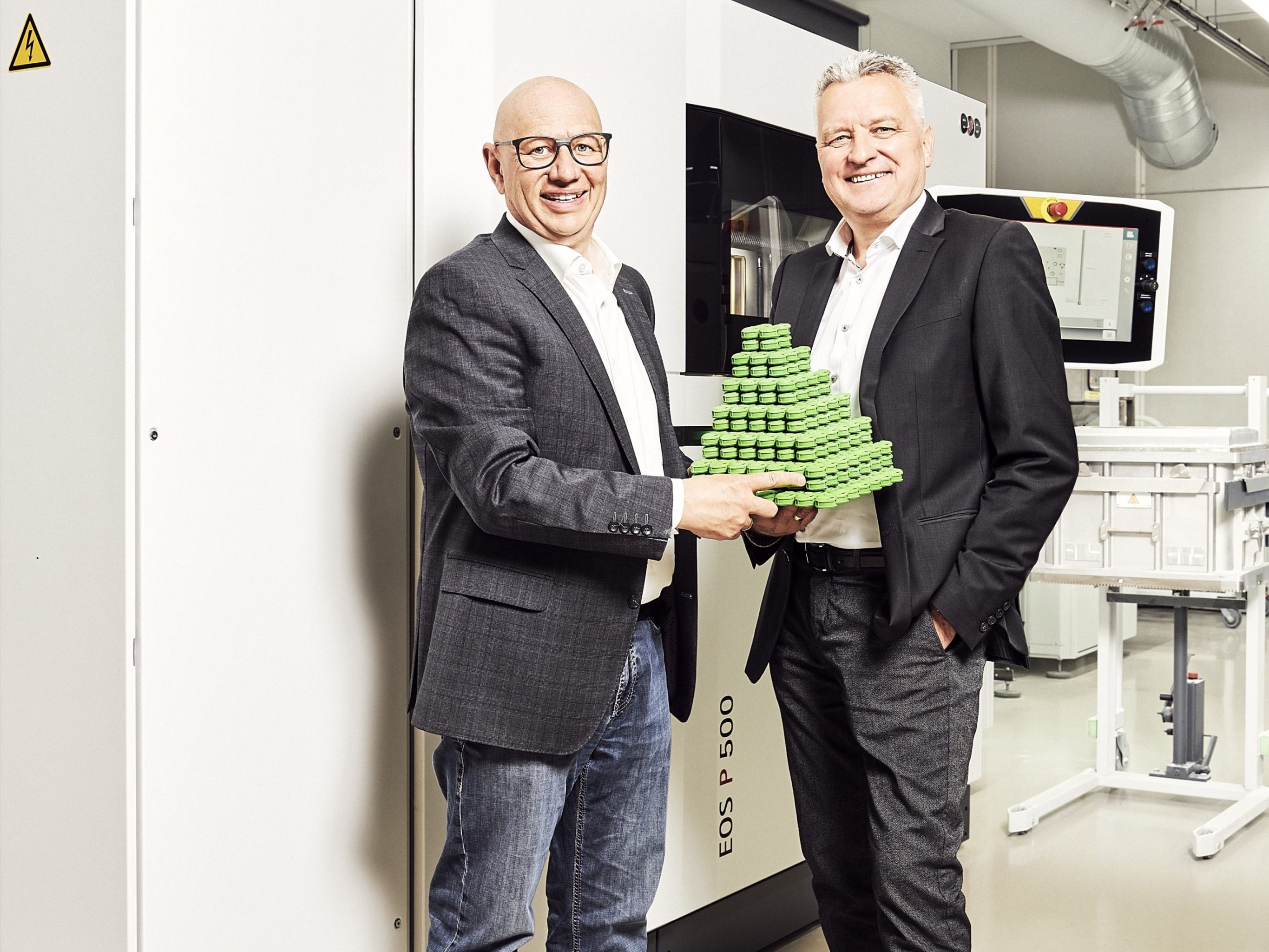 Hannes Hämmerle und Wolfgang Humml von 1zu1. Die beiden Geschäftsführer und Gründer von 1zu1, Hannes Hämmerle und Wolfgang Humml, investierten 1,8 Millionen Euro in zwei Laser-Sinter-Anlagen vom Typ EOS P500 inklusive Zubehör. Hannes Hämmerle und Wolfgang Humml von 1zu1. Die beiden Geschäftsführer und Gründer von 1zu1, Hannes Hämmerle und Wolfgang Humml, investierten 1,8 Millionen Euro in zwei Laser-Sinter-Anlagen vom Typ EOS P500 inklusive Zubehör.