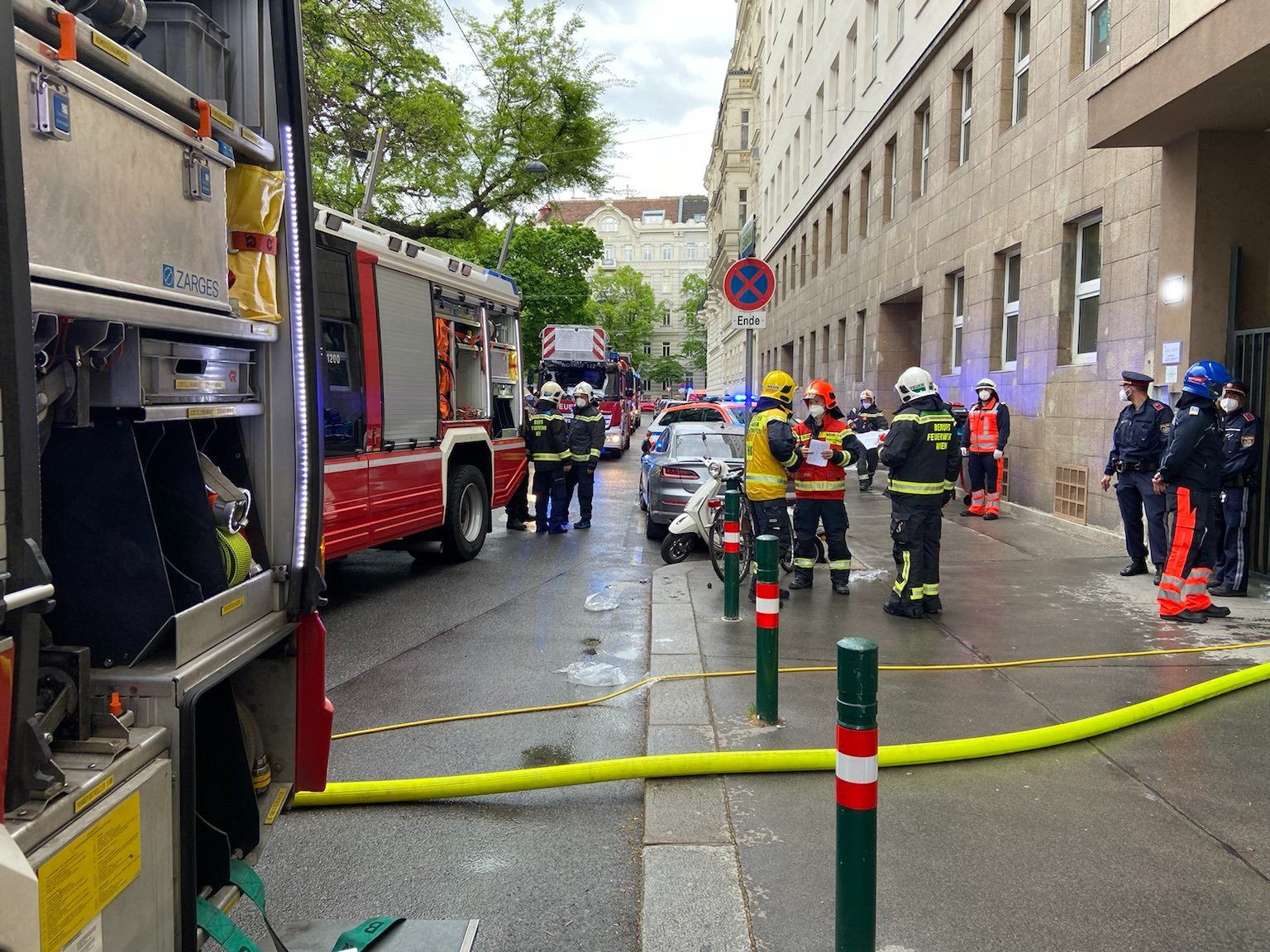 Mehrere Menschen wurden aus dem Wohnhaus evakuiert.