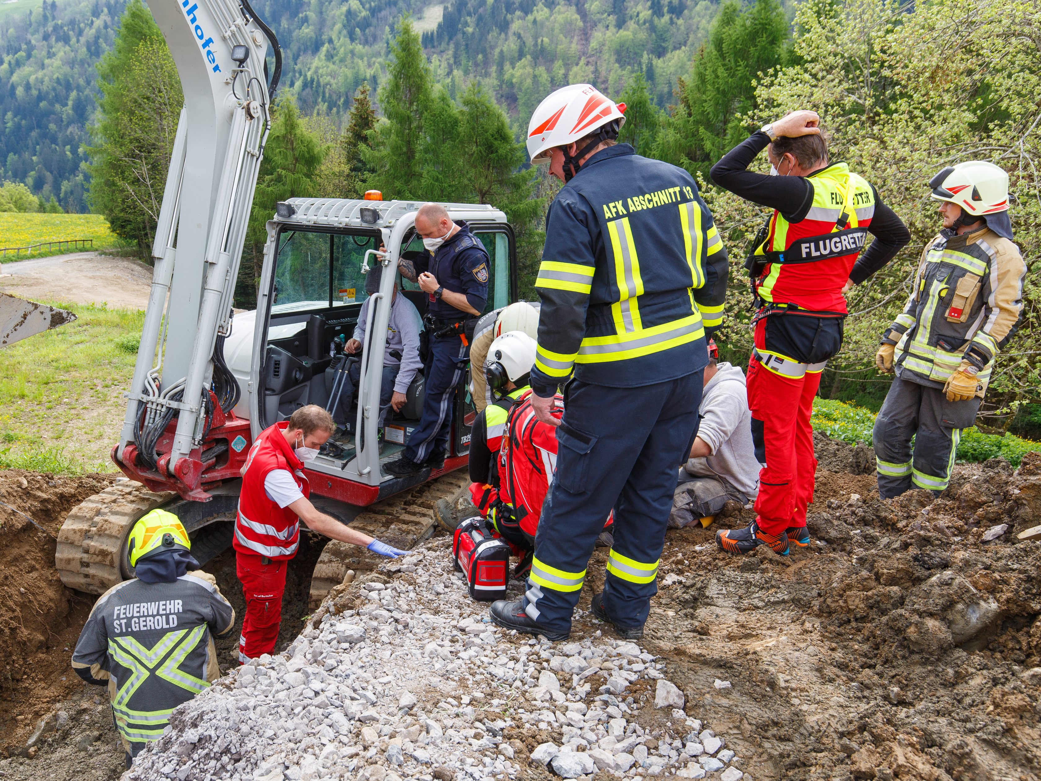 St. Gerold: Arbeiter in Grube verschüttet.