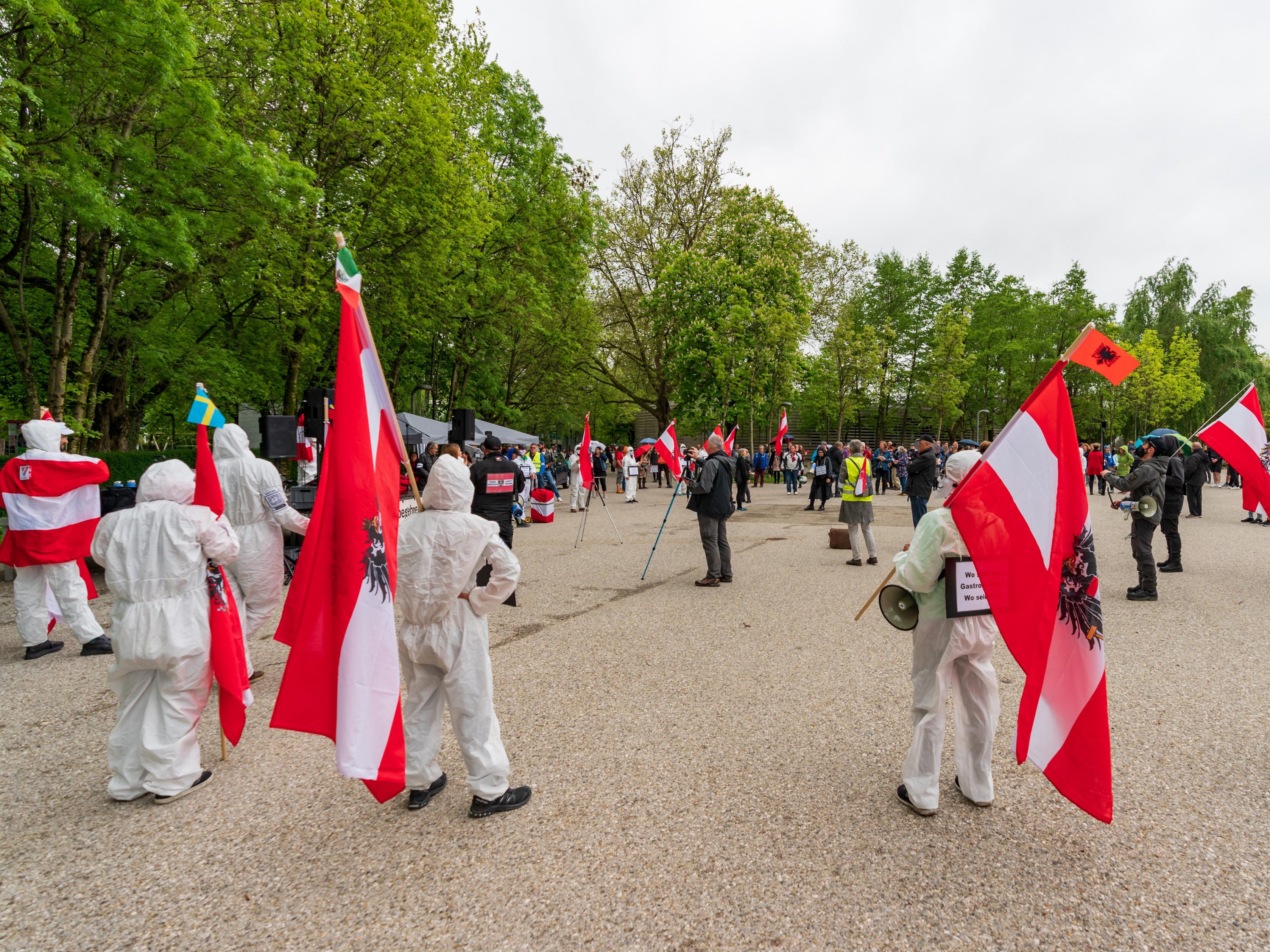 Rund 250 Menschen versammelten sich am Sonntag zum Protest gegen die Corona-Maßnahmen vor dem Festspielhaus. Rund 250 Menschen versammelten sich am Sonntag zum Protest gegen die Corona-Maßnahmen vor dem Festspielhaus.