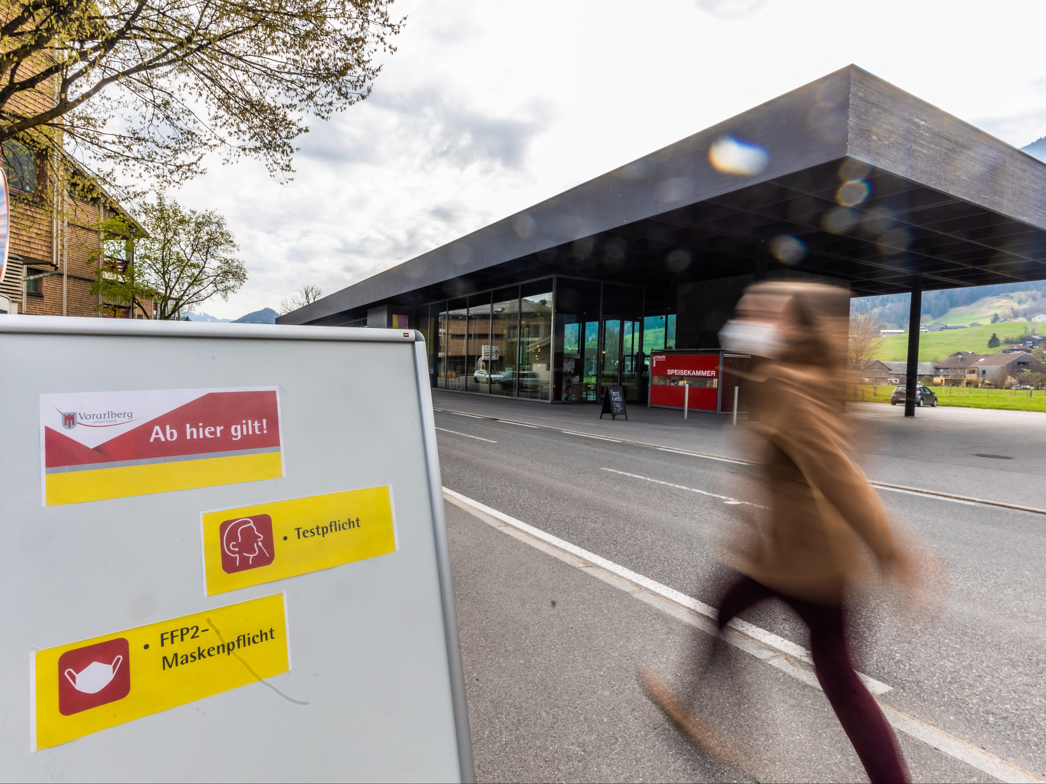 Bezüglich Ausreisetestpflicht im Bregenzerwald und im Rheindelta soll spätestens am Dienstag (11. Mai) entschieden werden, ob befristet verlängert wird oder nicht. Bezüglich Ausreisetestpflicht im Bregenzerwald und im Rheindelta soll spätestens am Dienstag (11. Mai) entschieden werden, ob befristet verlängert wird oder nicht.
