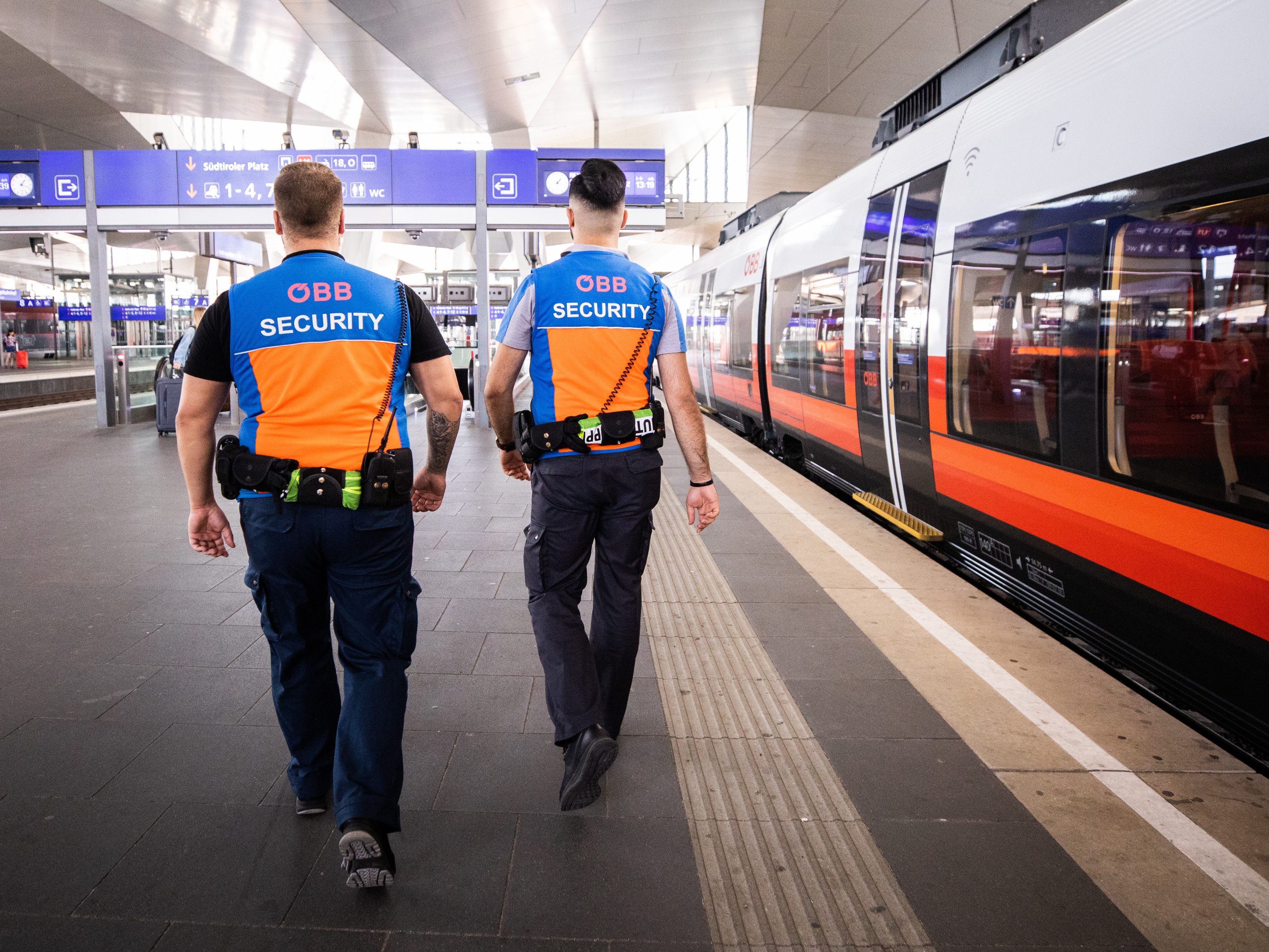 Eine Maskenverweigernde verletzte in Wien-Floridsdorf drei Personen.