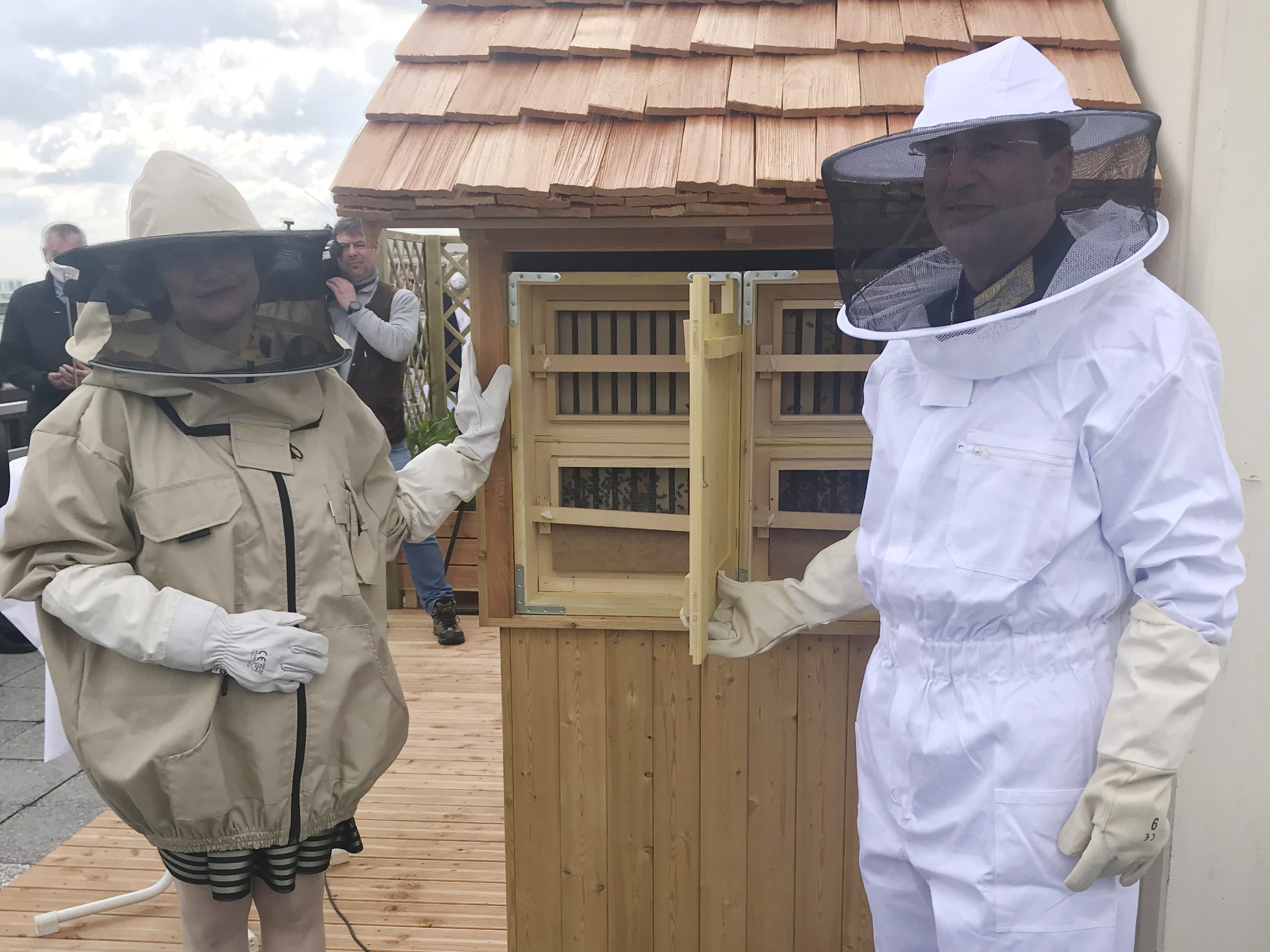 Wiener Polizeipräsident Gerhard Pürstl vor Bienen in Schutzkleidung.