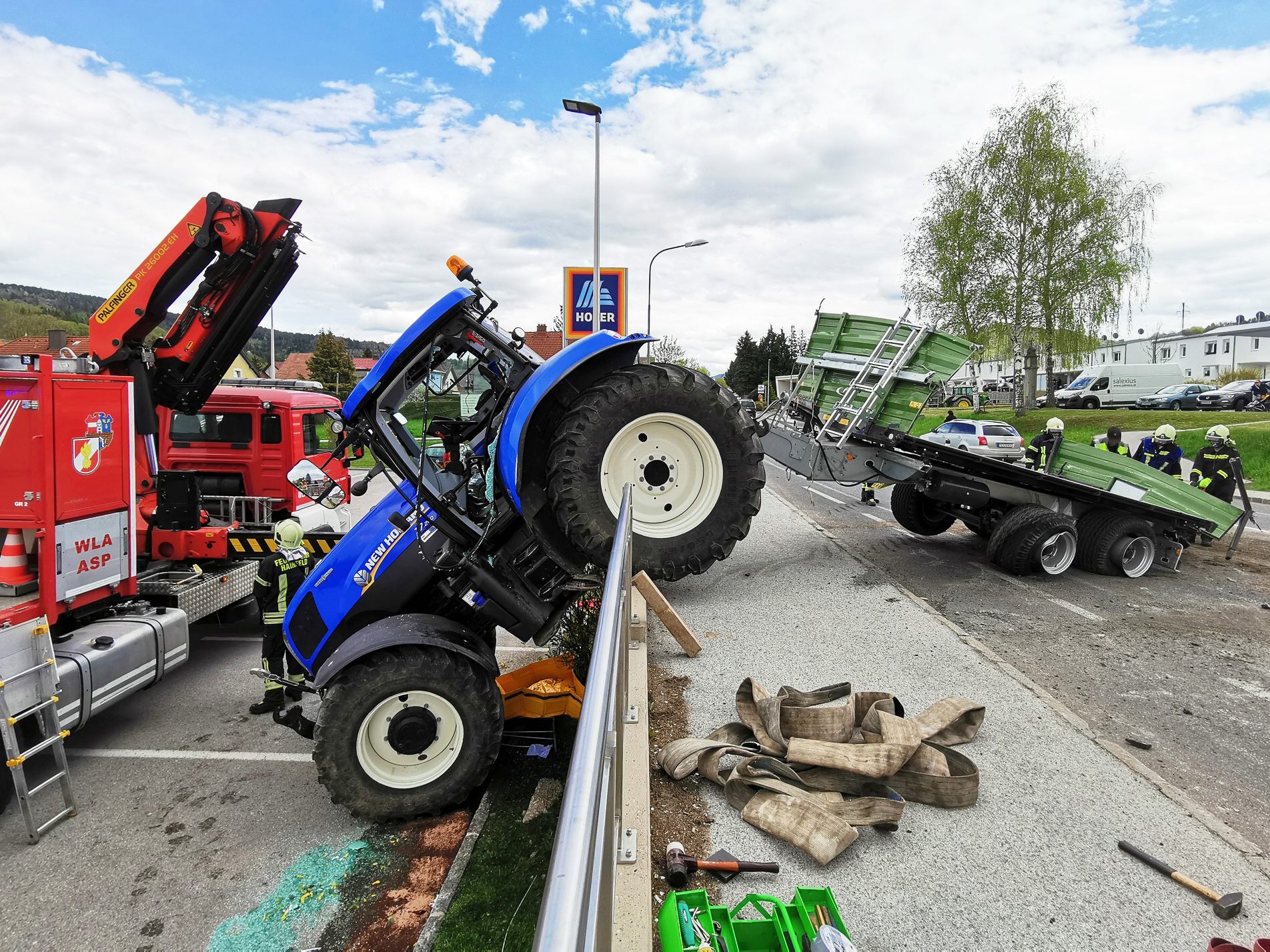 Bei dem Unfall wurde glücklicherweise niemand verletzt. Bei dem Unfall wurde glücklicherweise niemand verletzt.