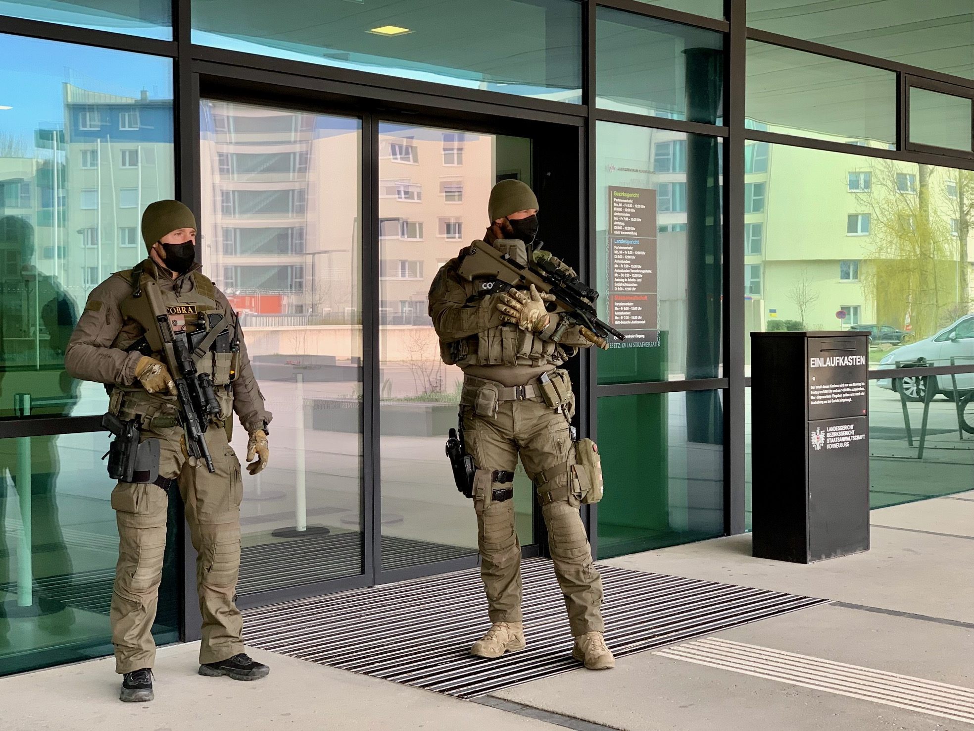 Am Landesgericht Korneuburg kommt es anlässlich einer Bluttat in Gerasdorf zu mehreren Gerichtsverhandlungen - unter strengen Sicherheitsvorkehrungen Am Landesgericht Korneuburg kommt es anlässlich einer Bluttat in Gerasdorf zu mehreren Gerichtsverhandlungen - unter strengen Sicherheitsvorkehrungen