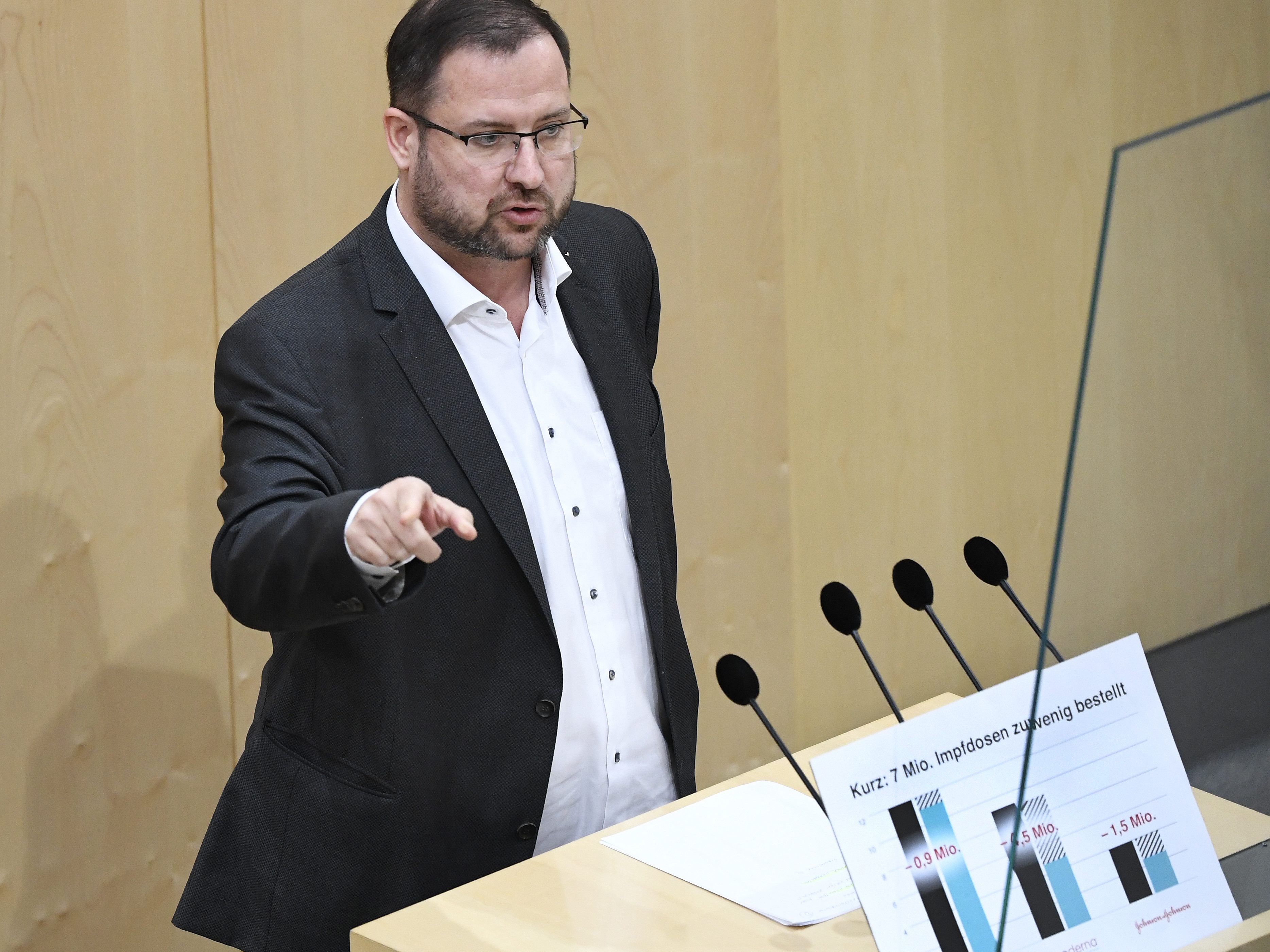 Für Hafenecker sind sowohl Finanzminister Blümel als auch Bundeskanzler Kurz rücktrittsreif.