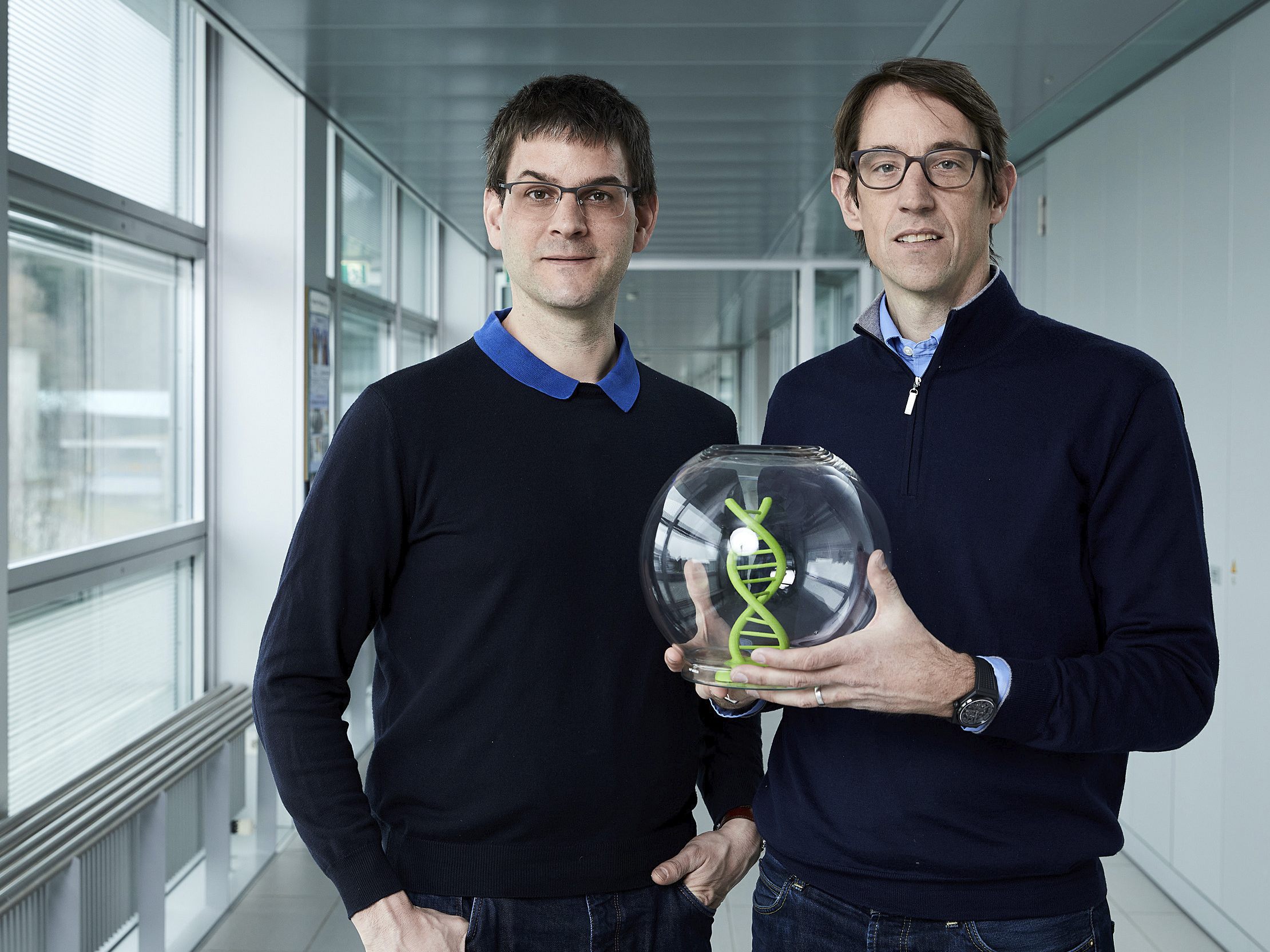 Chemiker Robert Grass (r.) ist gemeinsam mit seinem Kollegen Wendelin Stark (l.) für den Europäischen Erfinderpreis 2021 nominiert. Chemiker Robert Grass (r.) ist gemeinsam mit seinem Kollegen Wendelin Stark (l.) für den Europäischen Erfinderpreis 2021 nominiert.