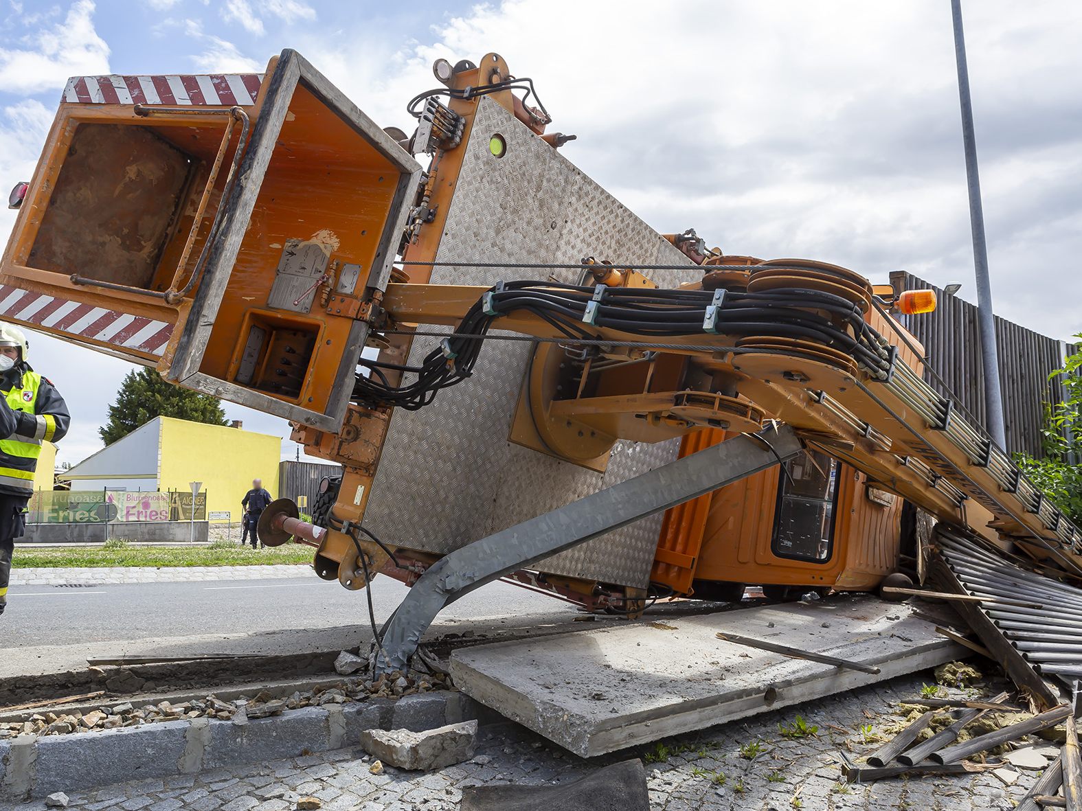 Der Unimog hatte bei dem Unfall eine Lärmschutzwand durchbrochen.