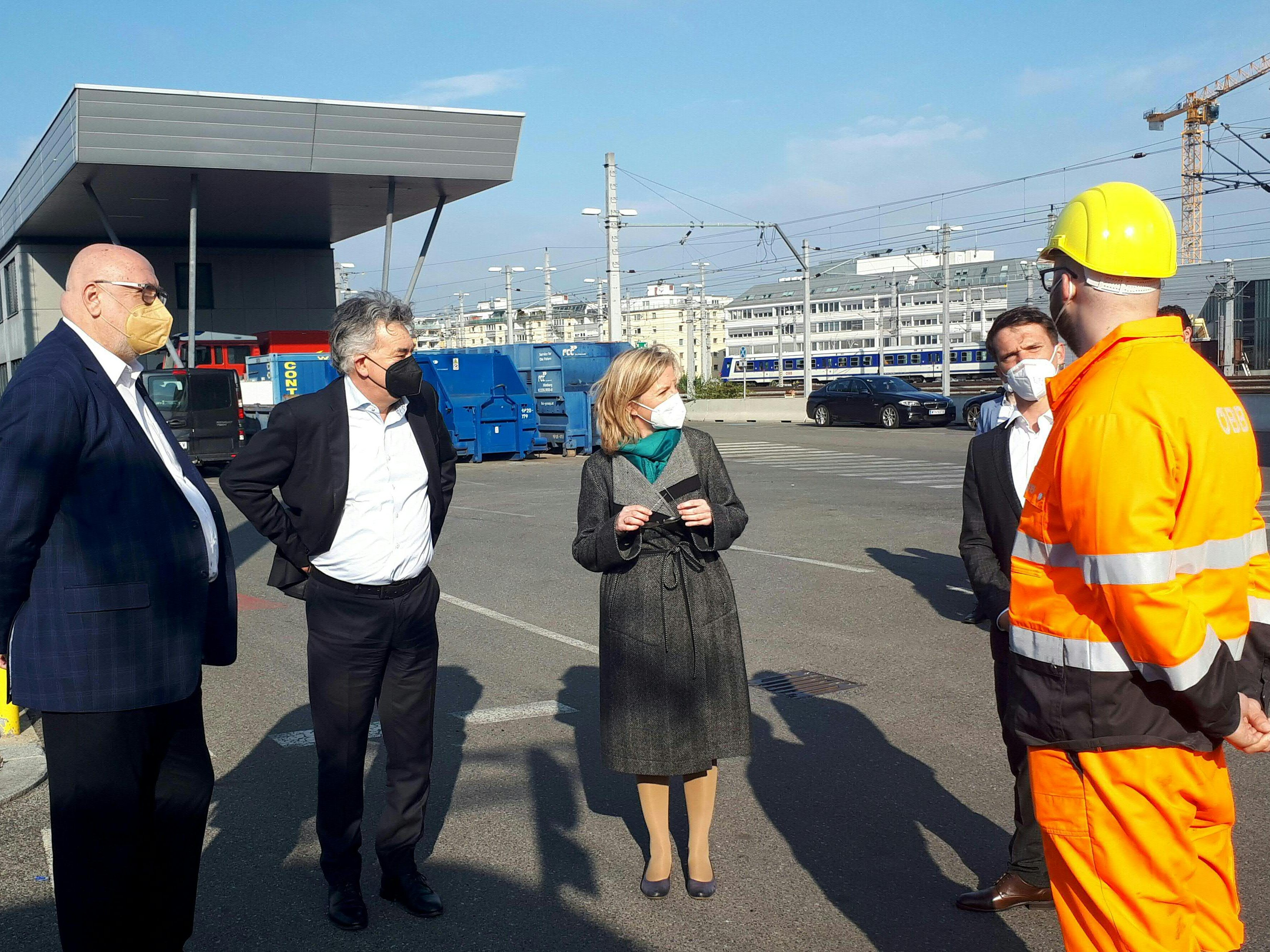 Kogler und Gewessler warben bei der ÖBB für "Green Jobs". Kogler und Gewessler warben bei der ÖBB für "Green Jobs".