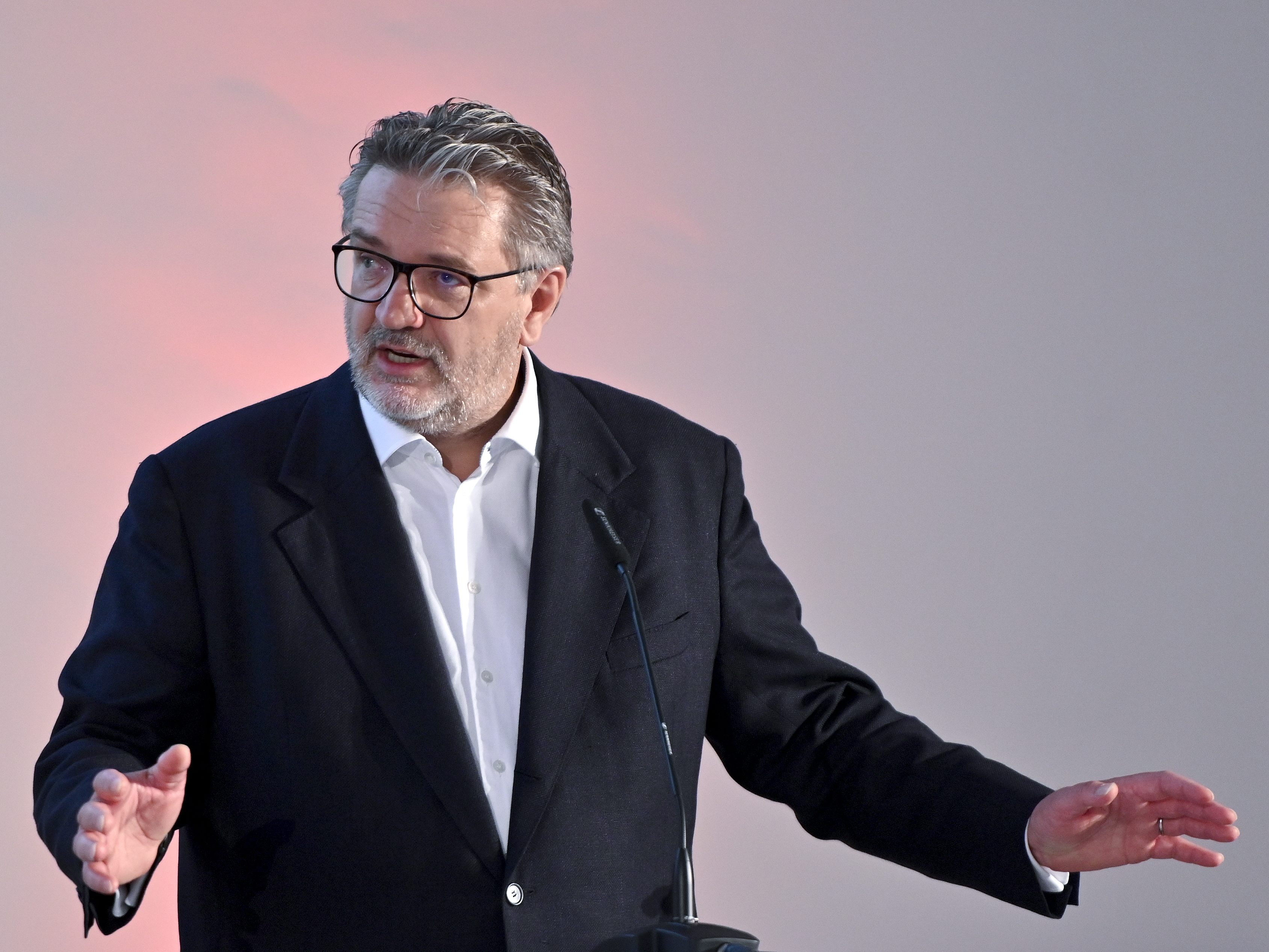 Wiens Gesundheitsstadtrat Peter Hacker warnt vor einem extremen Anstieg der Coronavirus-Infektionszahlen, sollten sich nicht genügend Menschen impfen lassen. Wiens Gesundheitsstadtrat Peter Hacker warnt vor einem extremen Anstieg der Coronavirus-Infektionszahlen, sollten sich nicht genügend Menschen impfen lassen.