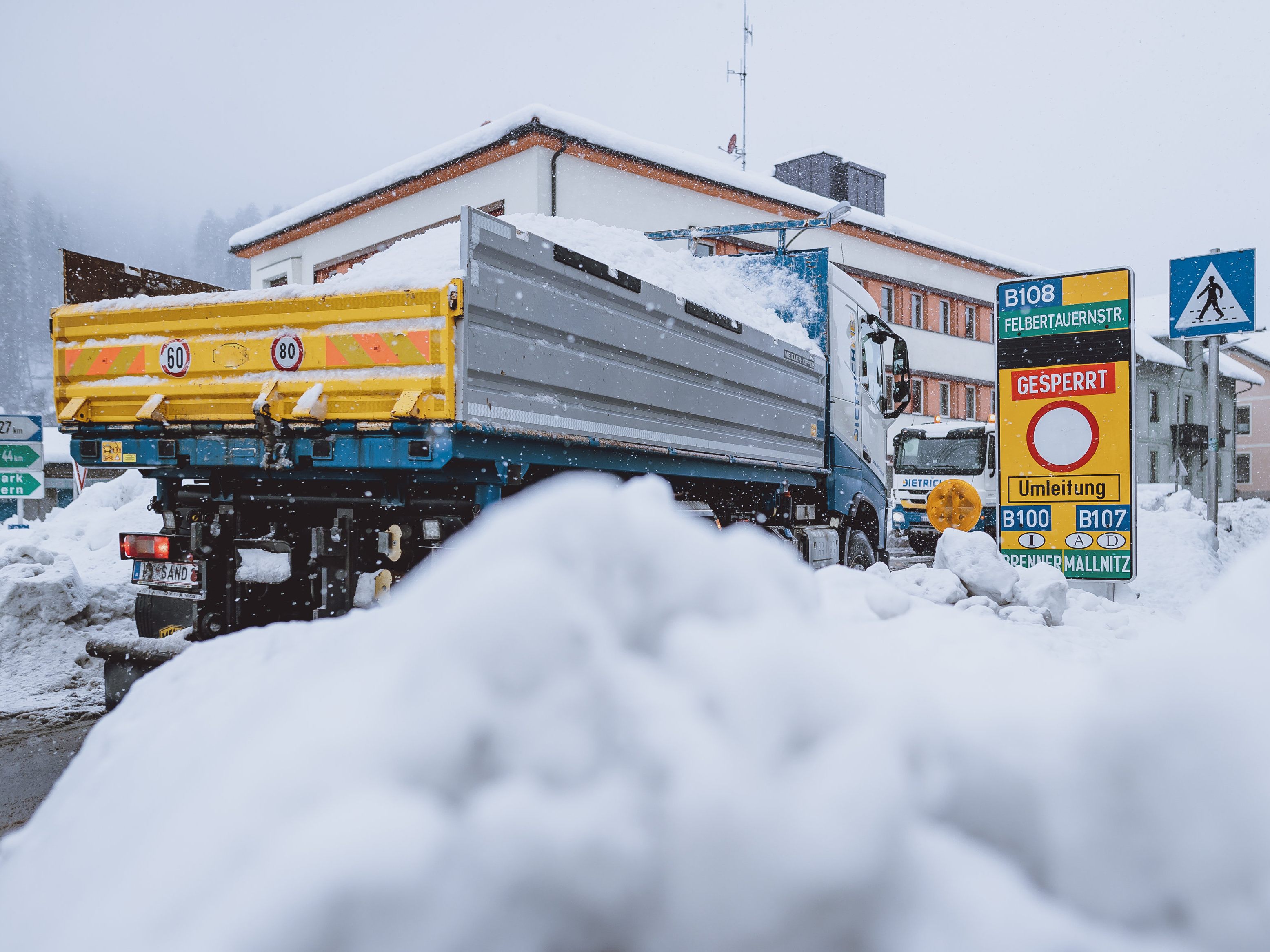 Auf höher gelegenen Pässen wird vor Schneefall und winterlichen Verhältnissen gewarnt. Auf höher gelegenen Pässen wird vor Schneefall und winterlichen Verhältnissen gewarnt.