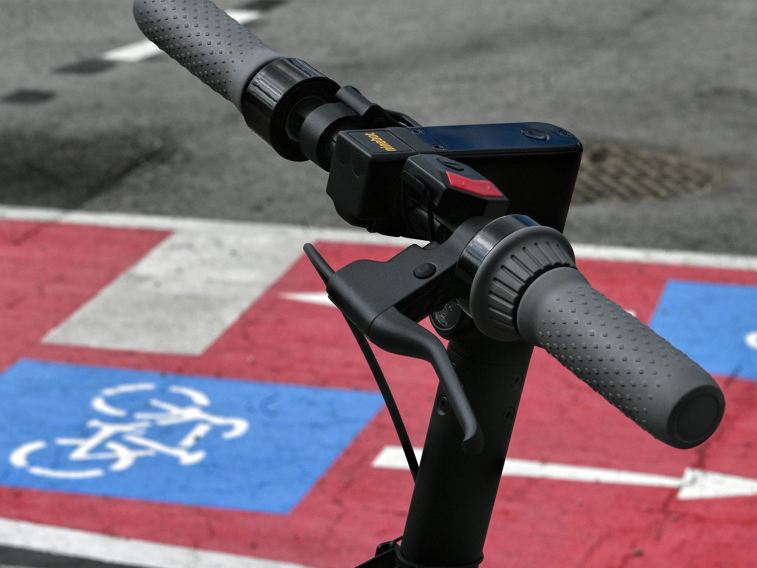 Die E-Scooter-Fahrerin wurde auf einer Radfahrerüberfahrt von einem Pkw erfasst.