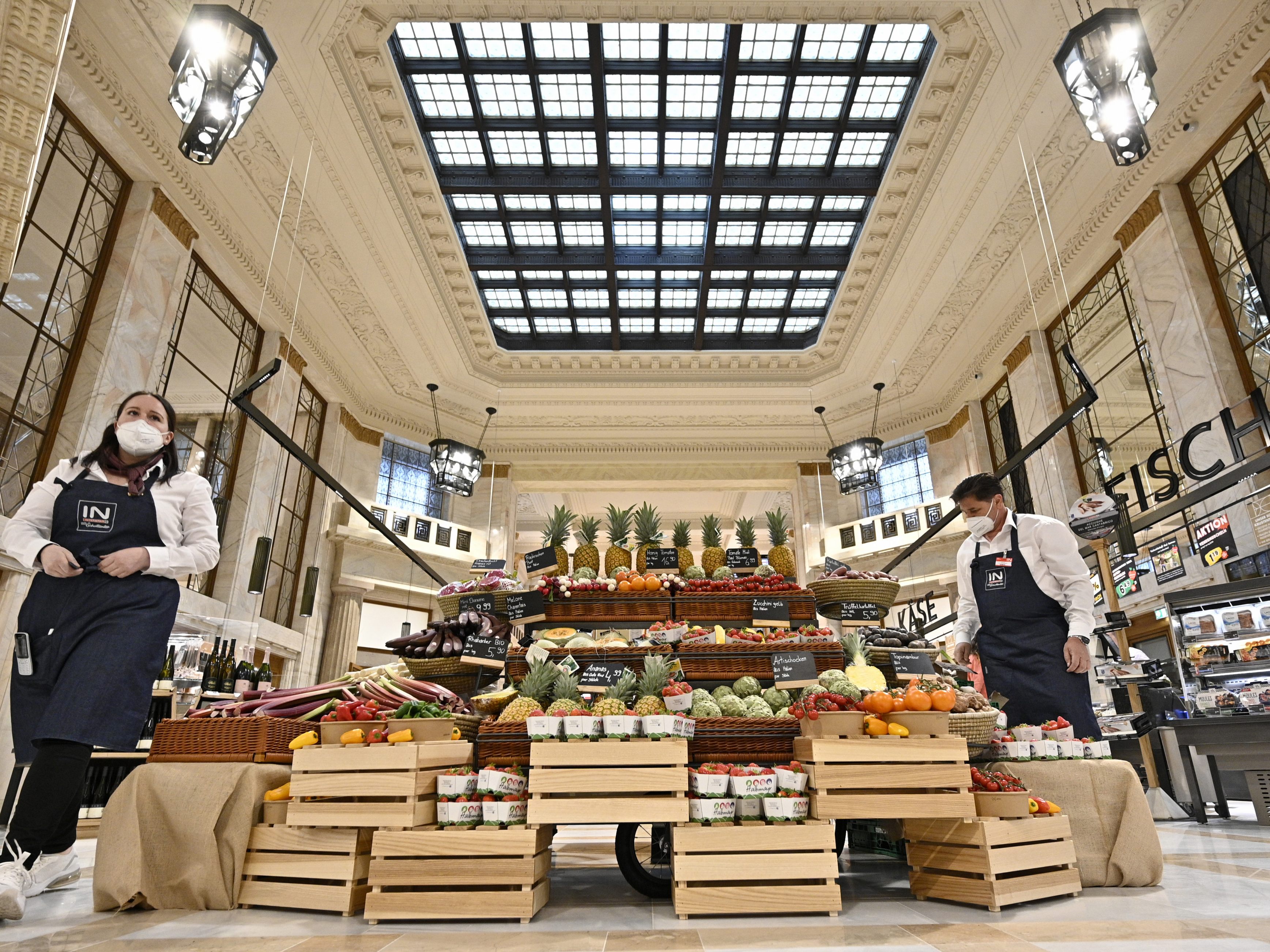 In der Wiener Schottengasse wird ein neuer Interspar-"Hypermarkt" eröffnet. In der Wiener Schottengasse wird ein neuer Interspar-"Hypermarkt" eröffnet.