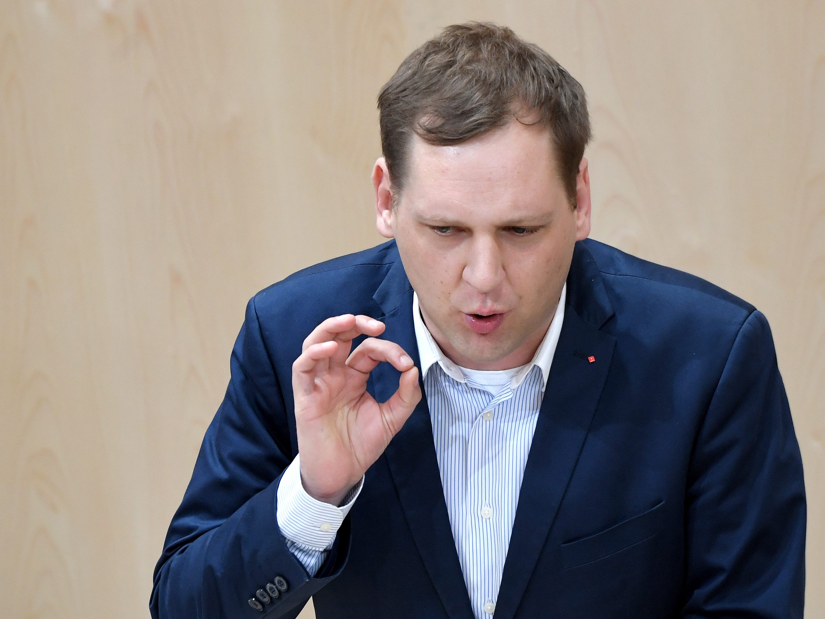 SPÖ-Gesundheitssprecher Philip Kucher warf der Regierung am Mittwoch vor, das Gesetz "überfallsartig" durchs Parlament "peitschen" zu wollen. SPÖ-Gesundheitssprecher Philip Kucher warf der Regierung am Mittwoch vor, das Gesetz "überfallsartig" durchs Parlament "peitschen" zu wollen.