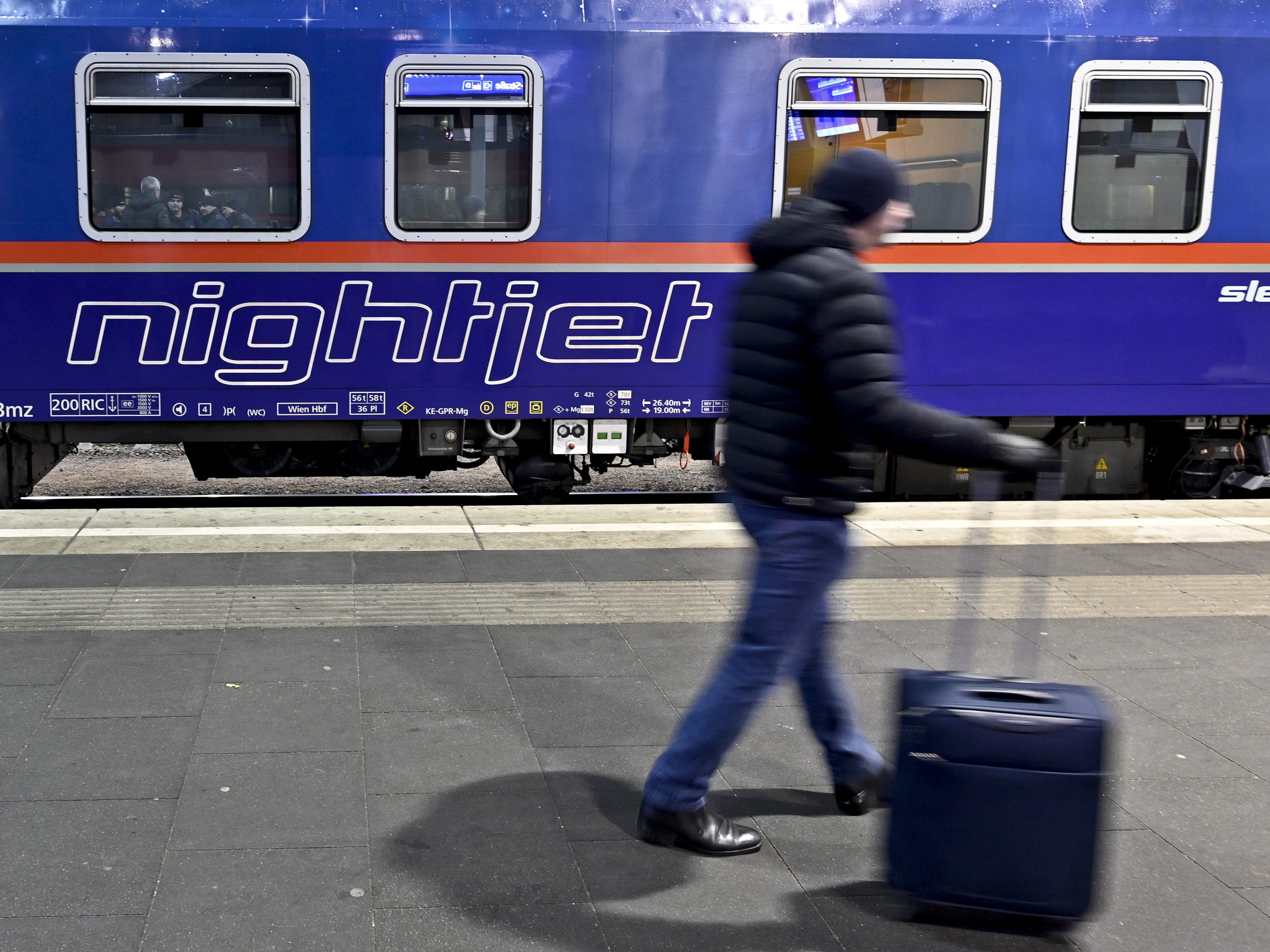 Die ÖBB nehmen das Fernreise-Angebot wieder in Betrieb. Die ÖBB nehmen das Fernreise-Angebot wieder in Betrieb.