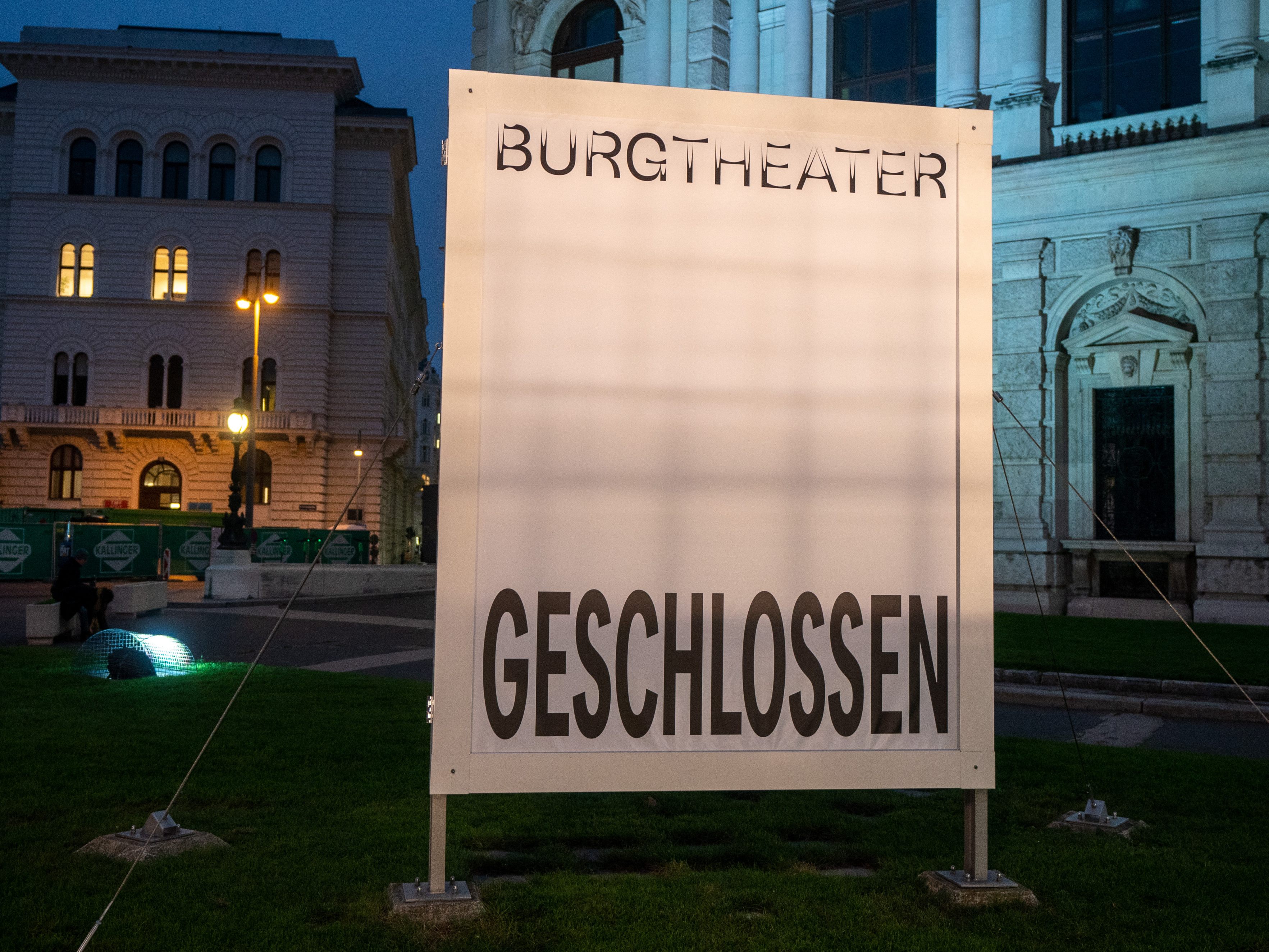 Die Kunst- und Kultureinrichtungen dürfen mit 19. Mai wieder öffnen. Die Kunst- und Kultureinrichtungen dürfen mit 19. Mai wieder öffnen.