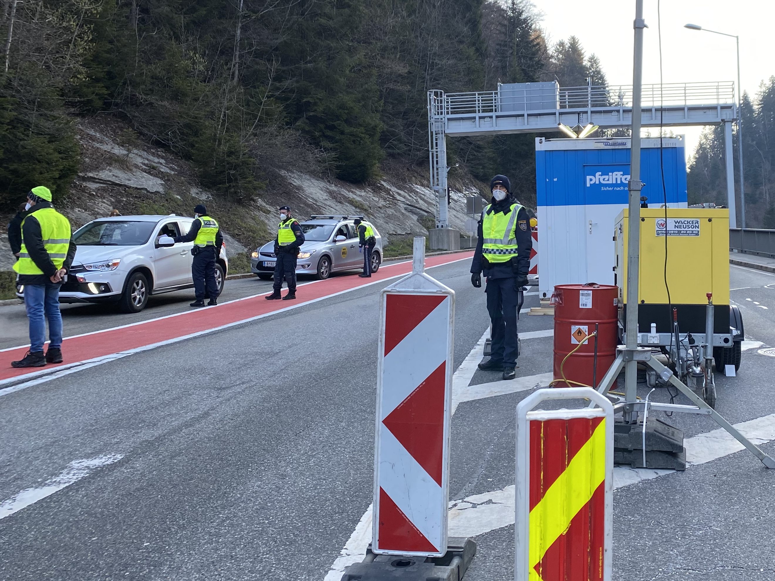 Die Ausreisekontrollen, hier auf der L200 aus dem Bregenzerwald, bestehen weiterhin. Die Ausreisekontrollen, hier auf der L200 aus dem Bregenzerwald, bestehen weiterhin.