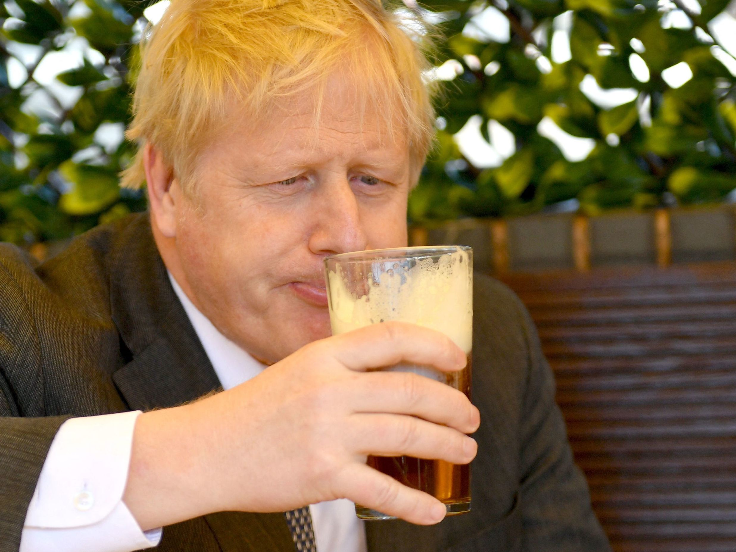 Auch Premierminister Boris Johnson gönnte sich nach dem britischen Lockdown ein Bier in einem Gastgarten.