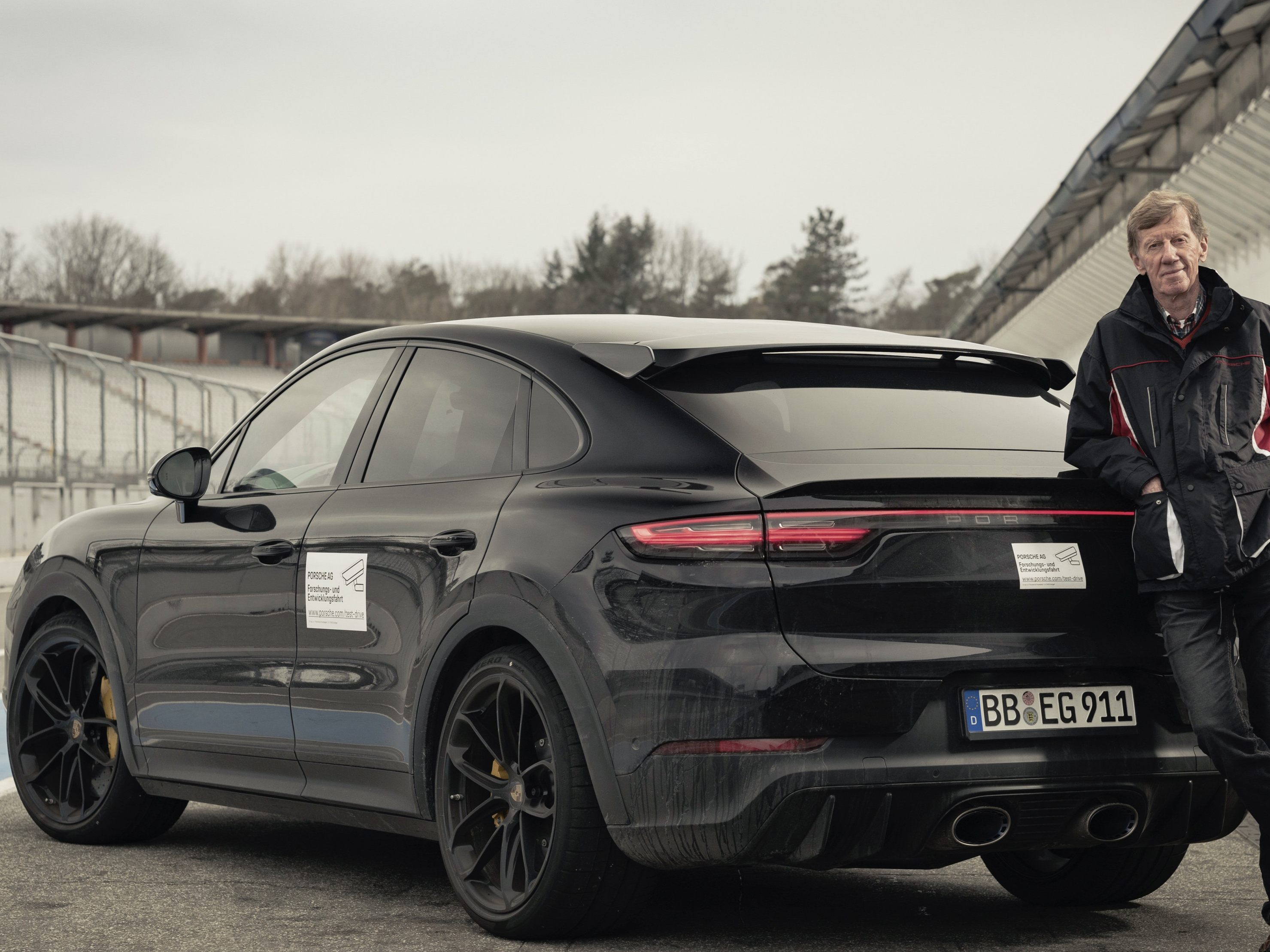 Walter Röhrl am Hockenheimring mit dem Porsche Cayenne. Walter Röhrl am Hockenheimring mit dem Porsche Cayenne.