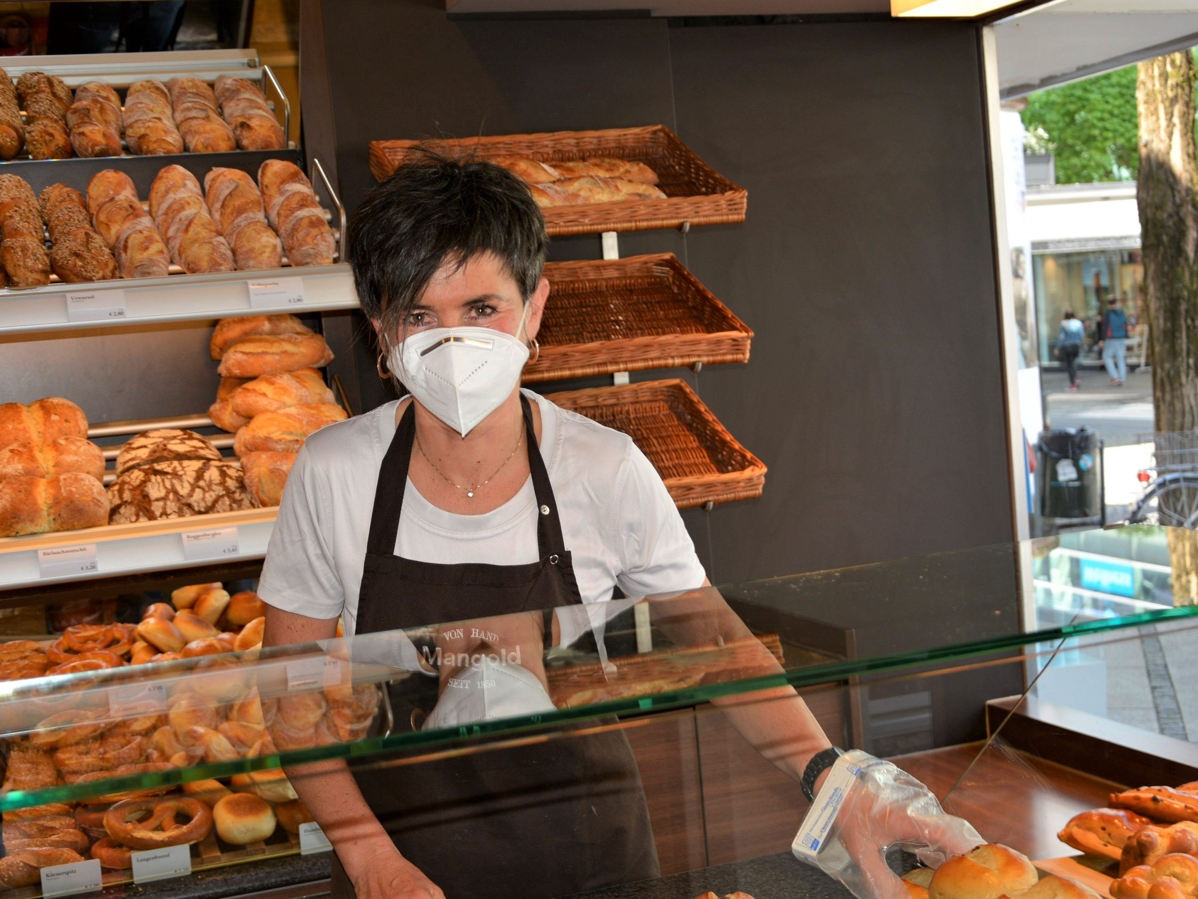 Katharina Gasperi, Verkäuferin bei der Bäckerei Mangold am Dornbirner Marktplatz hat zum Glück das Lachen noch nicht verlernt. Katharina Gasperi, Verkäuferin bei der Bäckerei Mangold am Dornbirner Marktplatz hat zum Glück das Lachen noch nicht verlernt.