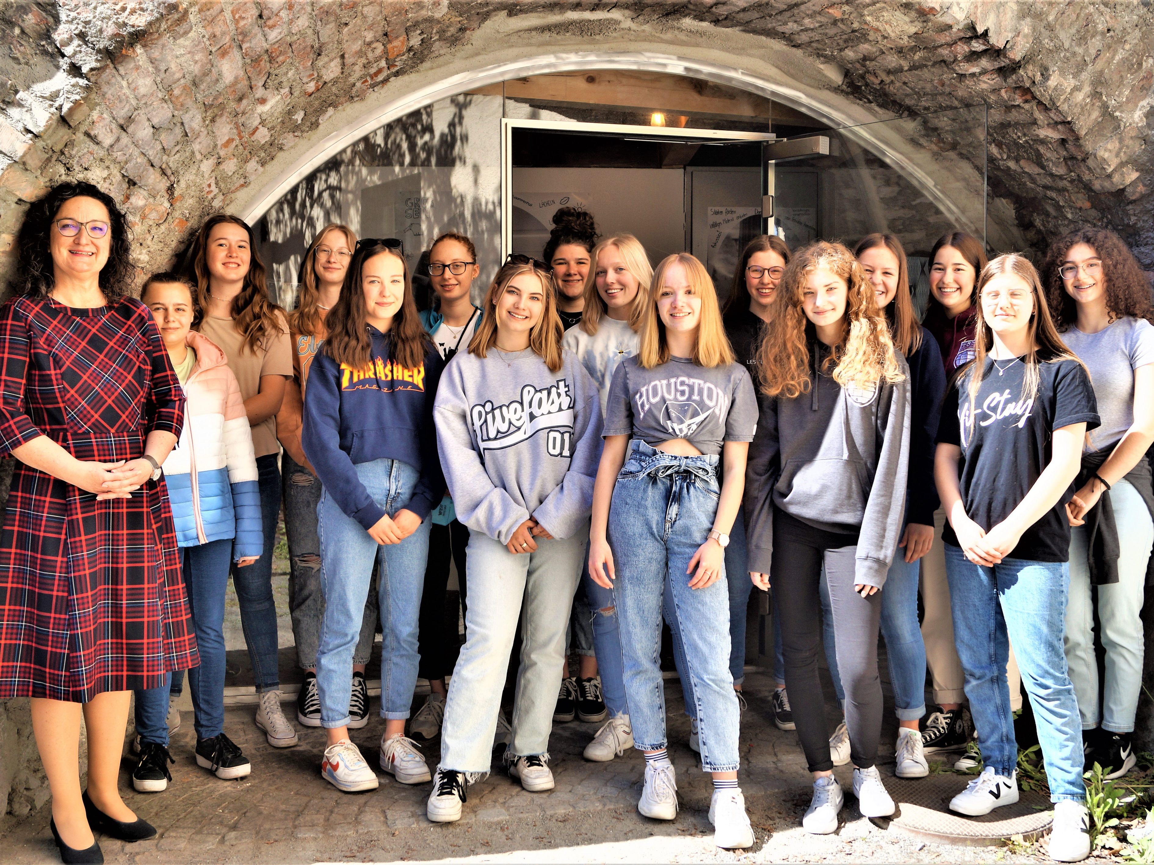 Klasse 1 b mit Direktorin Ilse Klima (li) Klasse 1 b mit Direktorin Ilse Klima (li)