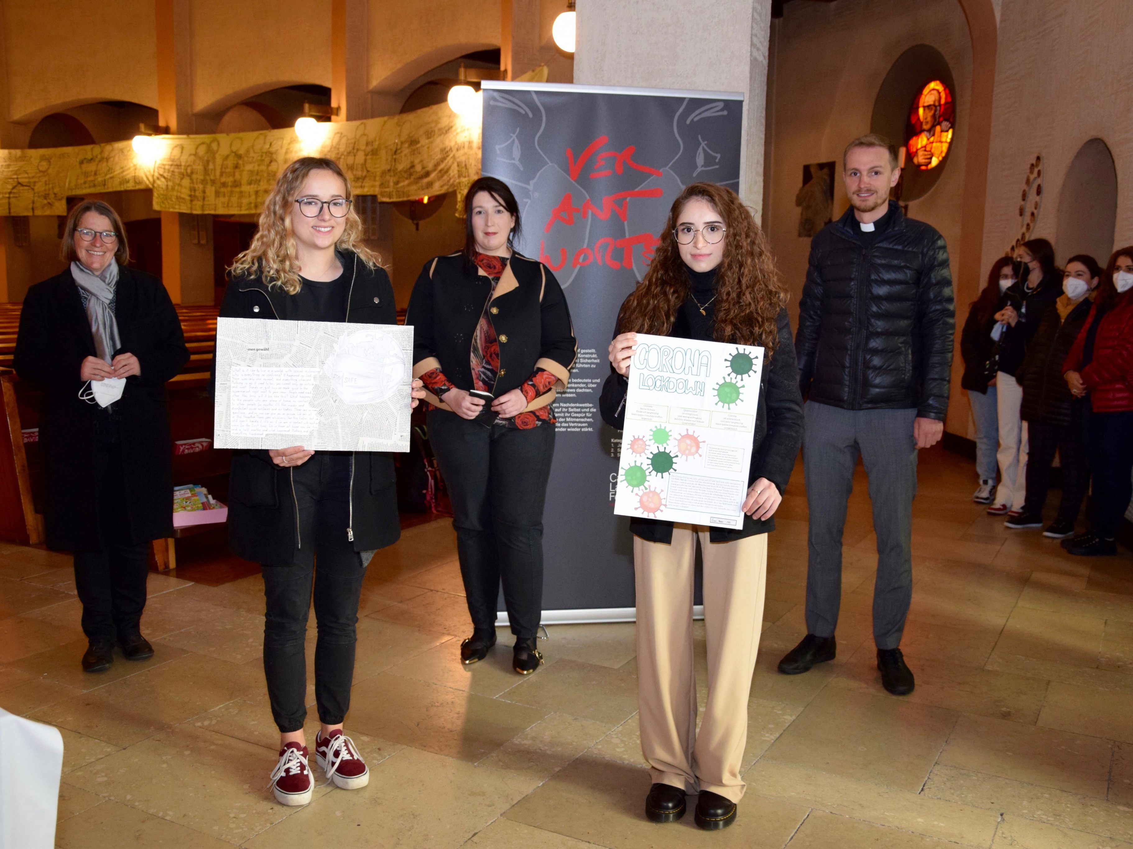 Zwei der Preisträgerinnen, Jasmine und Sinem, mit Brigitte Scherrer, Elisabeth Heidinger und Kaplan Mathias Bitsche. Zwei der Preisträgerinnen, Jasmine und Sinem, mit Brigitte Scherrer, Elisabeth Heidinger und Kaplan Mathias Bitsche.