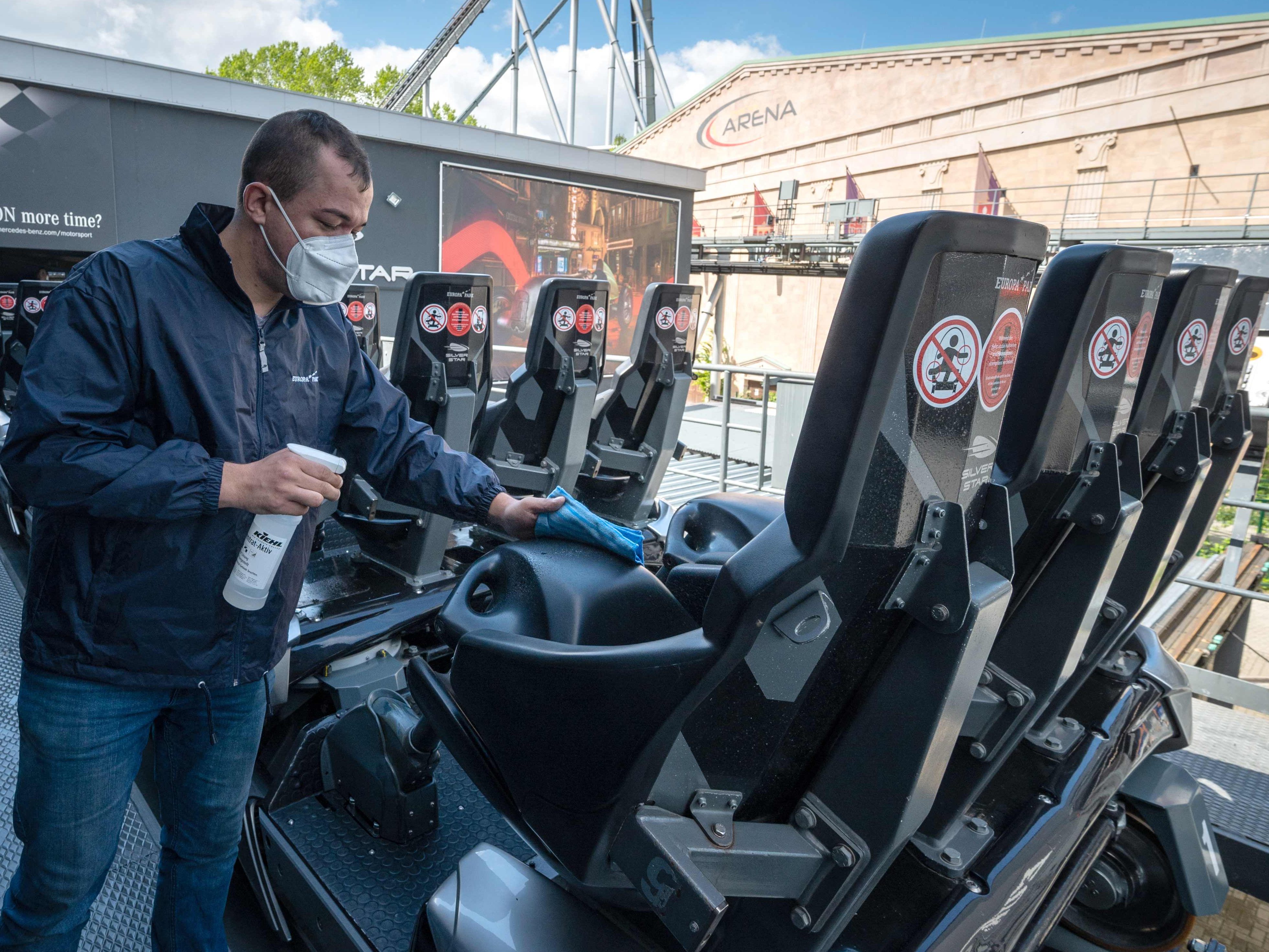 Auch die Achterbahnen im Europapark werden für die Öffnung auf Vordermann gebracht.