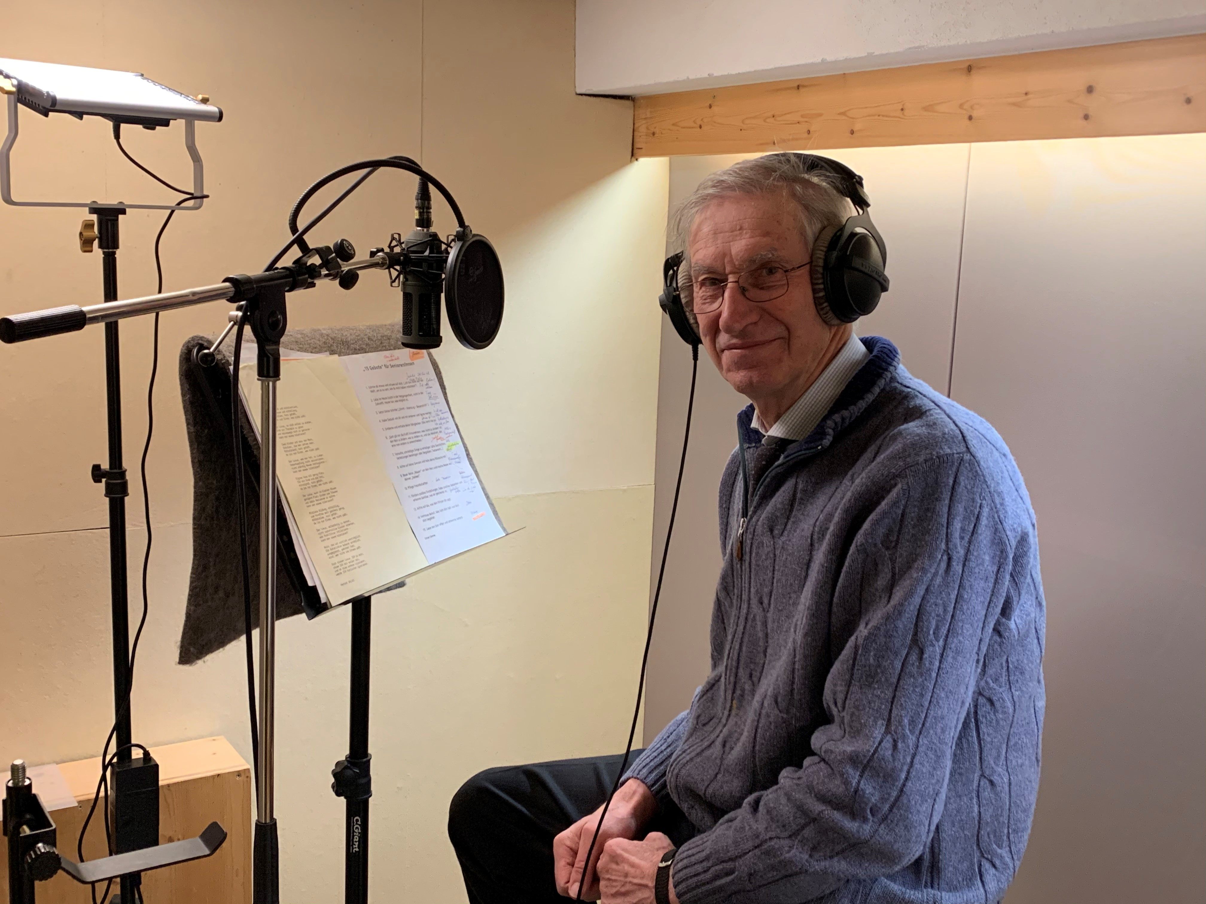 Referent Elmar Simma im Tonstudio bei den Aufnahmen zum nächsten Podcast der beliebten Vortragsreihe „Pflege im Gespräch“. Referent Elmar Simma im Tonstudio bei den Aufnahmen zum nächsten Podcast der beliebten Vortragsreihe „Pflege im Gespräch“.