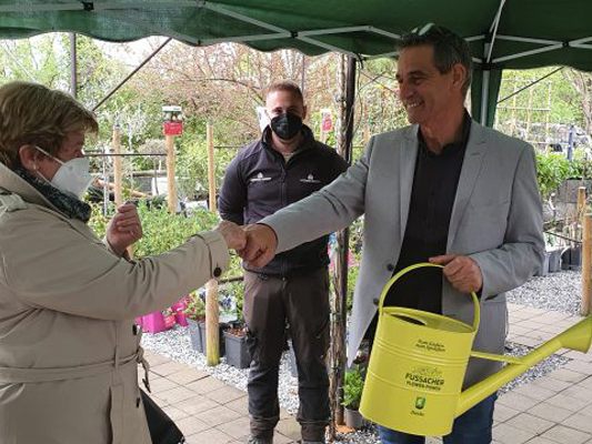 Bürgermeister Peter Böhler übergibt eine Gießkanne an Blumentrogpatin Christine Pratzer. Bürgermeister Peter Böhler übergibt eine Gießkanne an Blumentrogpatin Christine Pratzer.