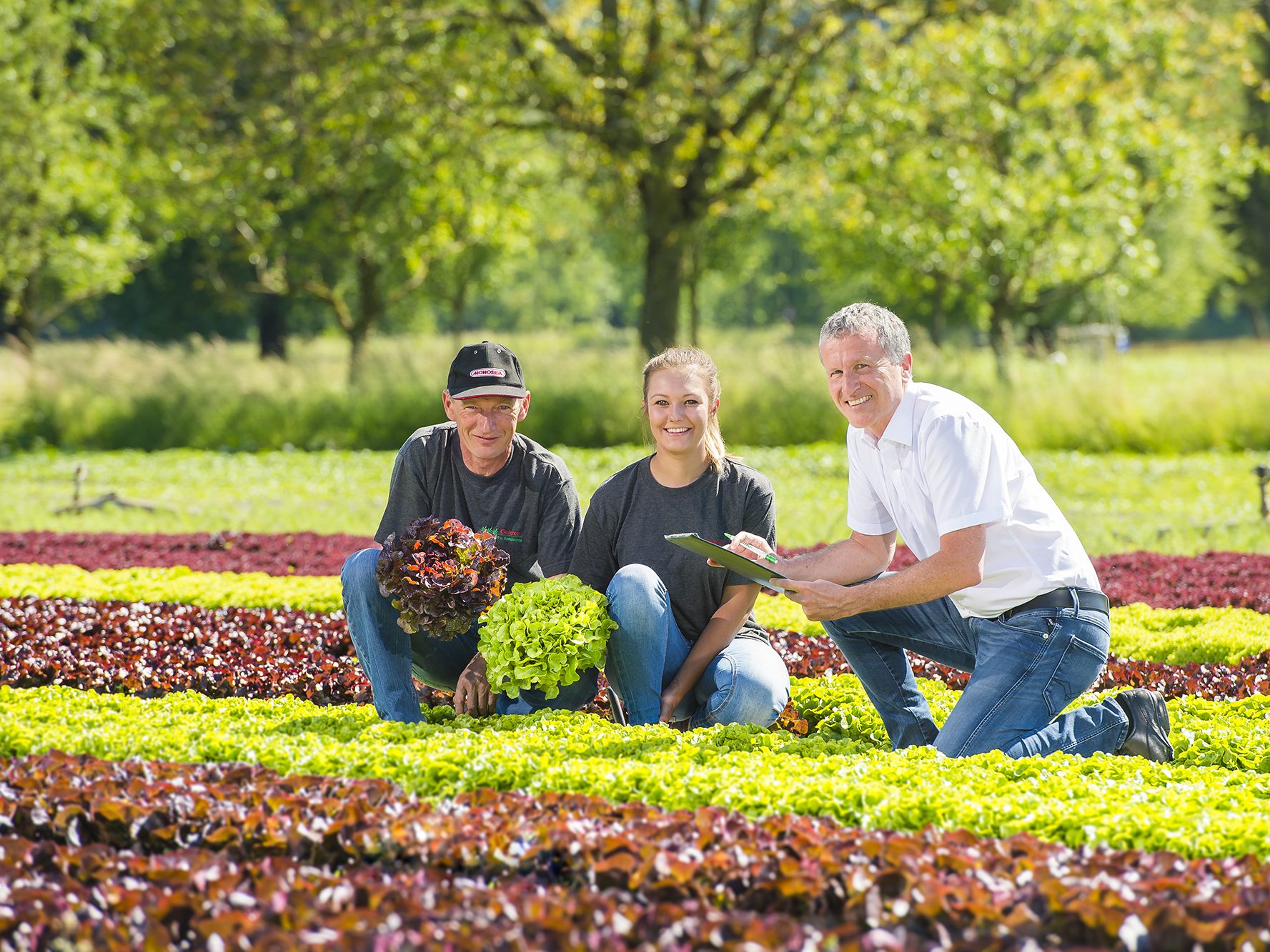 Walter und Fabienne Gehrer, Gemüsebauern aus Höchst (links) und Günter Moosmann, Obst&Gemüse-Sortimentsmanager der SPAR Vorarlberg sind sich einig: „Wir machen bei Regionalität keine Kompromisse“. ©SPAR/MEDIArt