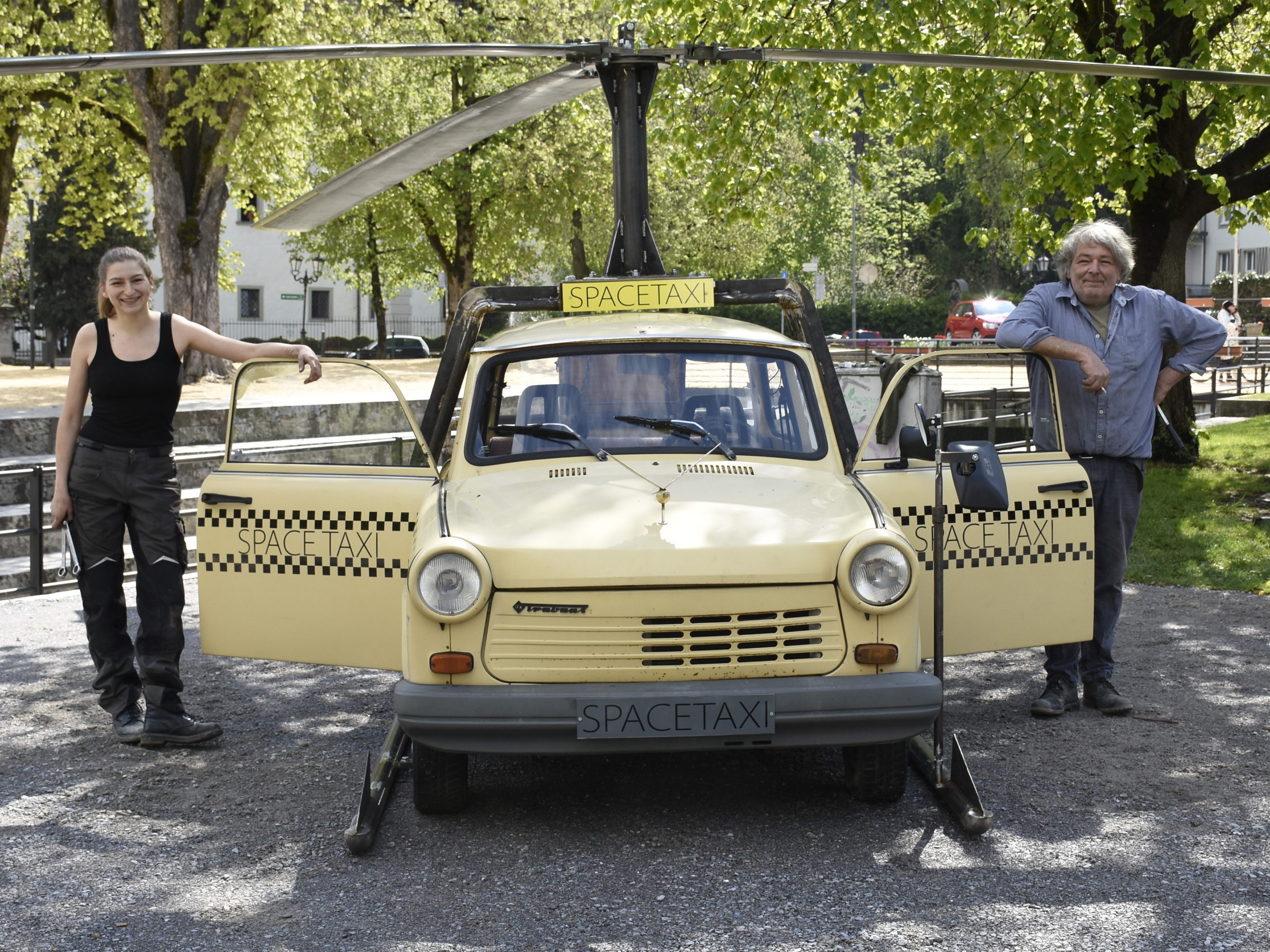 Mona und Günther Blenke mit dem Space-Taxi.