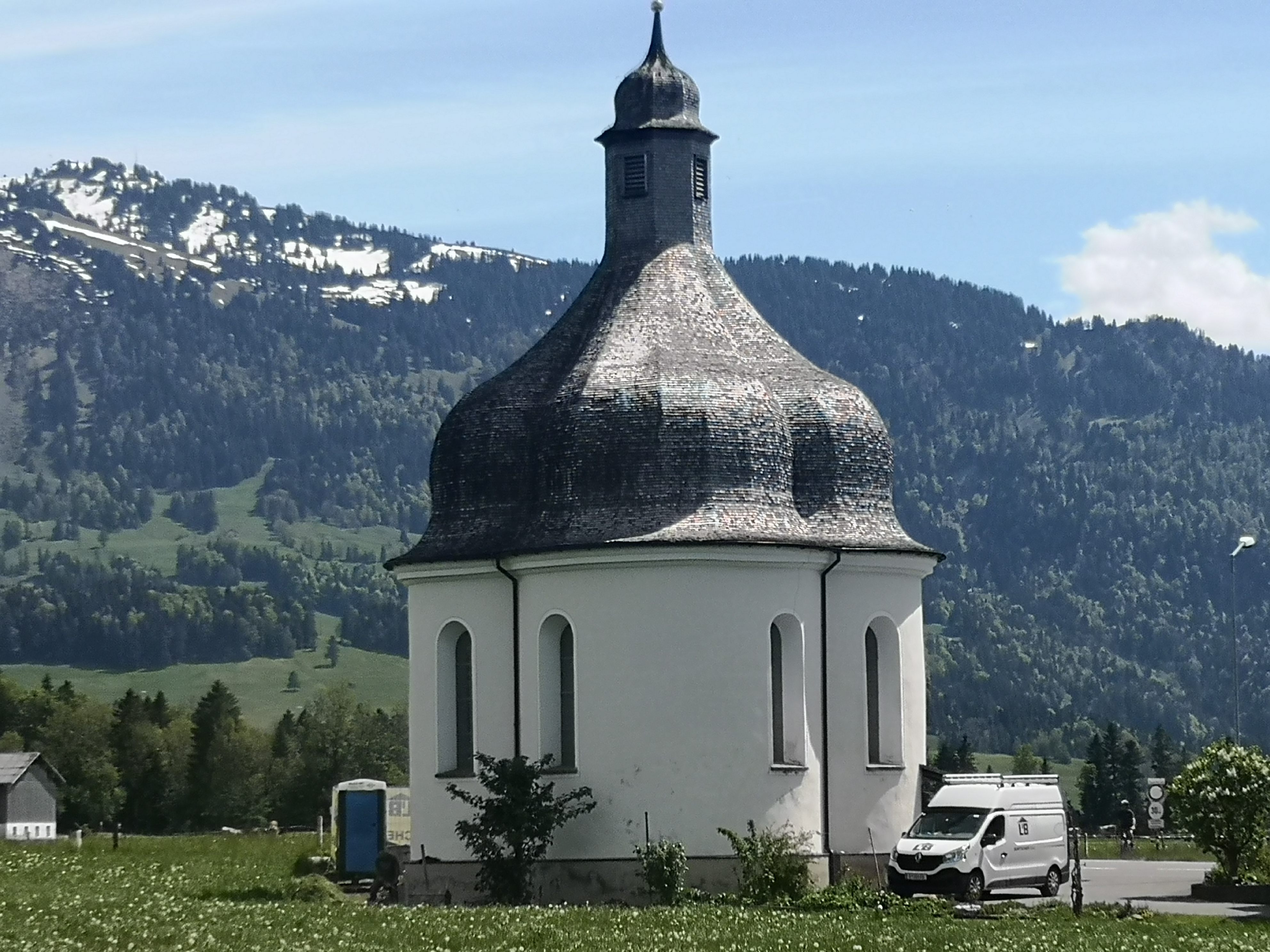 Die barocke, denkmalgeschützte St. Anna-Kapelle steht am Ortseingang von Lingenau. Die barocke, denkmalgeschützte St. Anna-Kapelle steht am Ortseingang von Lingenau.