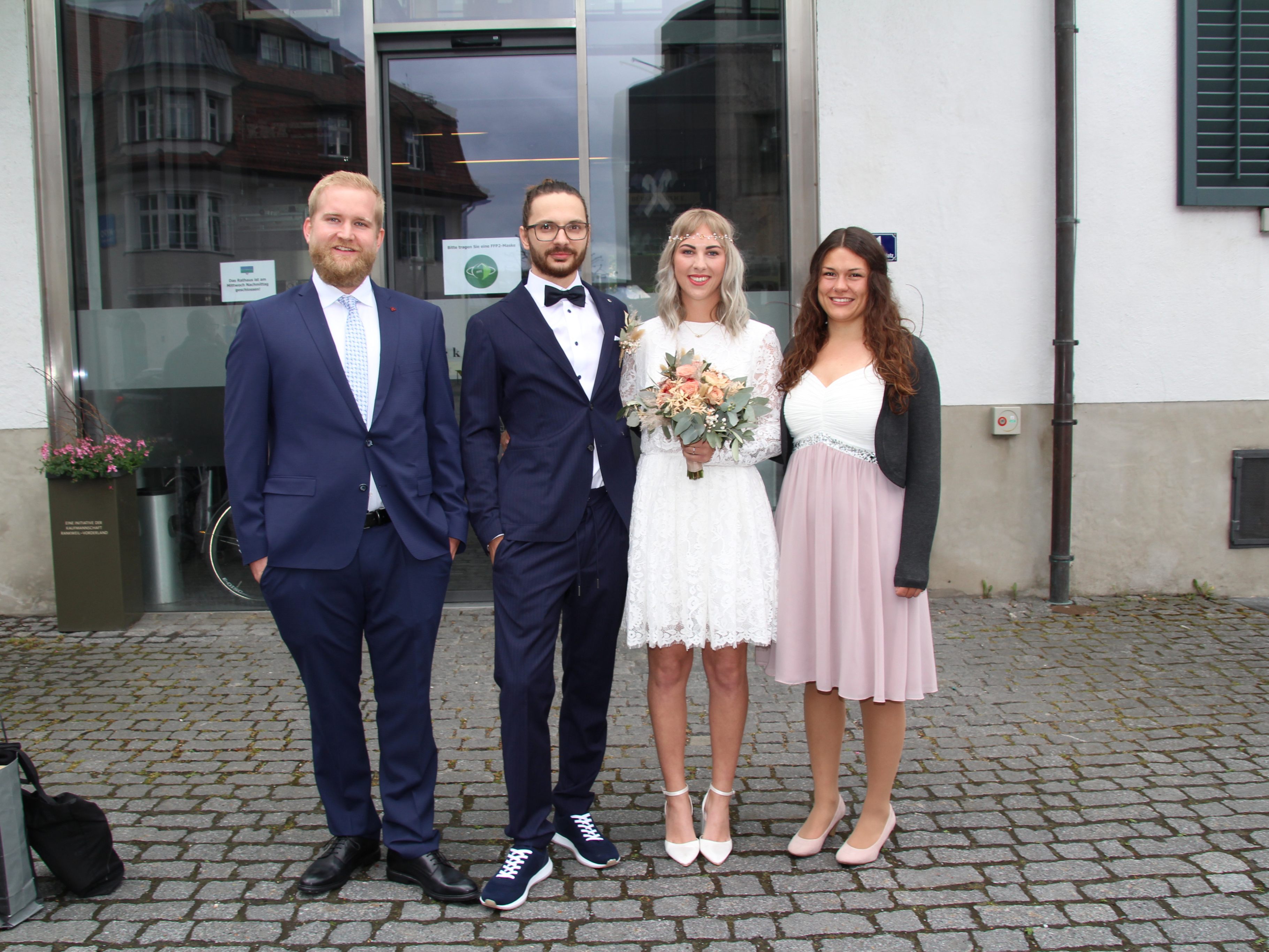 Das Brautpaar Julia Feichter und Robin Kumpitsch mit den Trauzeugen Jan Wenger und Julia Bechtold